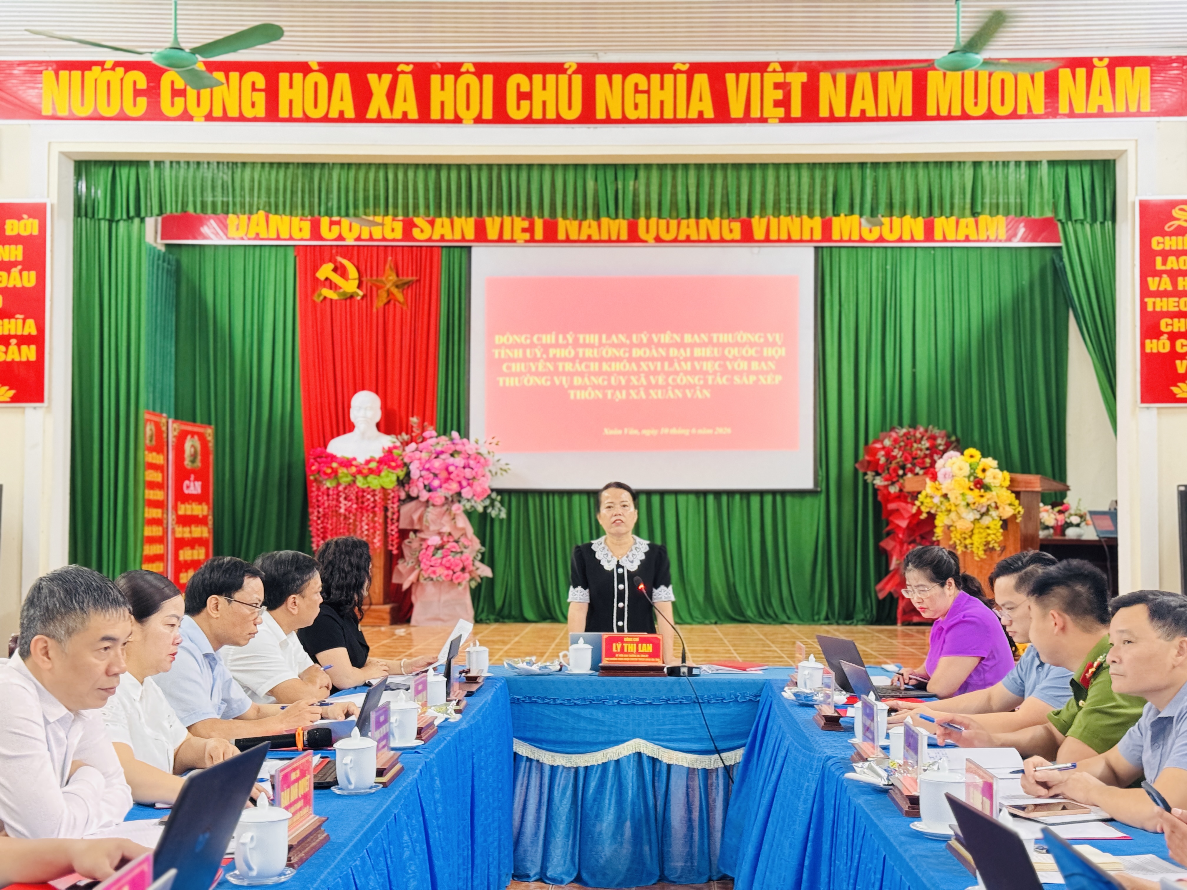 ĐỒNG CHÍ LÝ THỊ LAN UỶ VIÊN BTV TỈNH UỶ, PHÓ TRƯỞNG ĐOÀN ĐẠI BIỂU QUỐC HỘI CHUYÊN TRÁCH TỈNH TUYÊN QUANG KHOÁ XVI LÀM VIỆC VỚI BAN THƯỜNG VỤ ĐẢNG ỦY XÃ XUÂN VÂN VỀ CÔNG TÁC SẮP XẾP THÔN