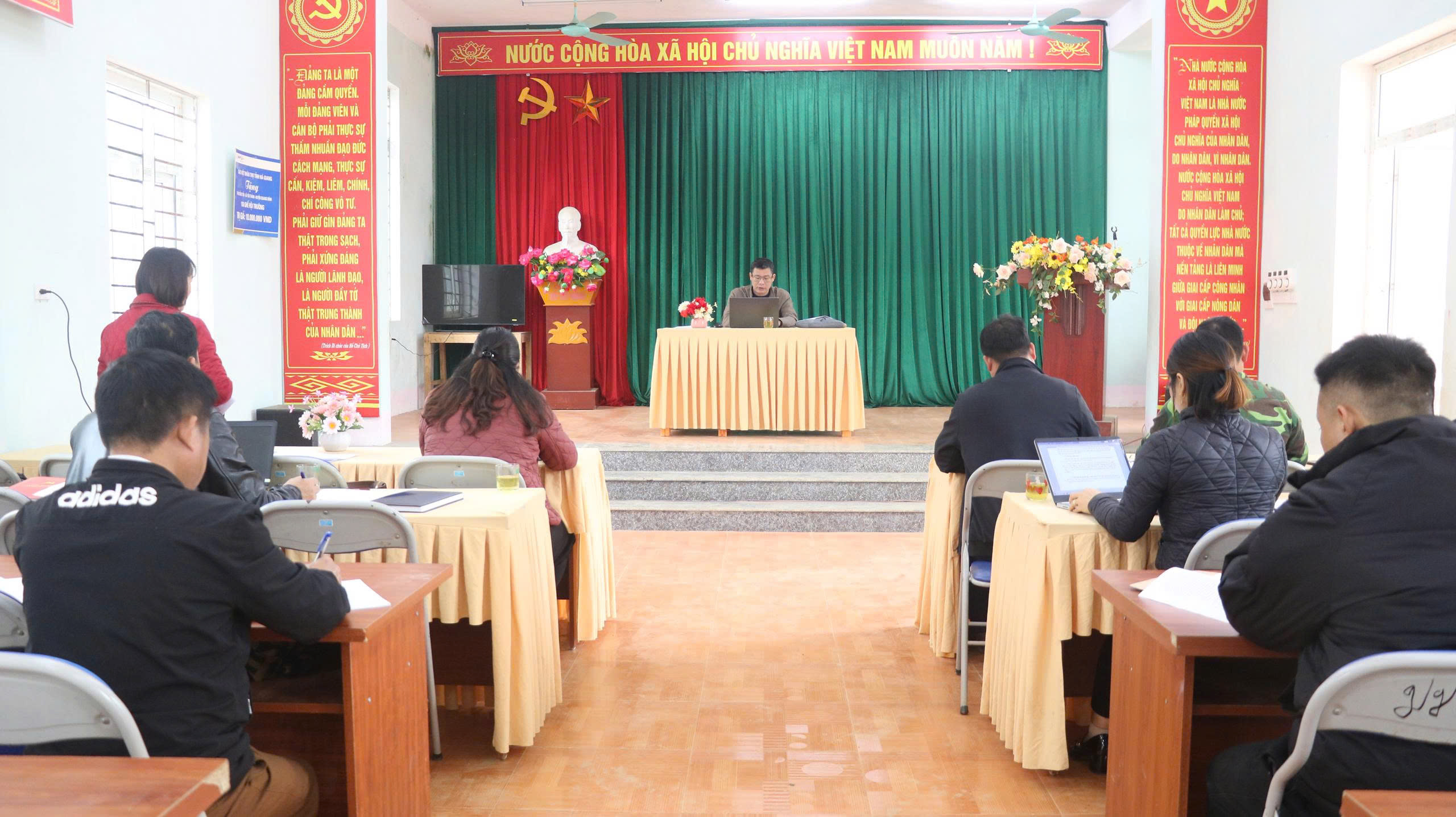 Phó Bí thư Thường trực Đảng ủy xã làm việc với Chi ủy Chi bộ thôn Đồng Tiến