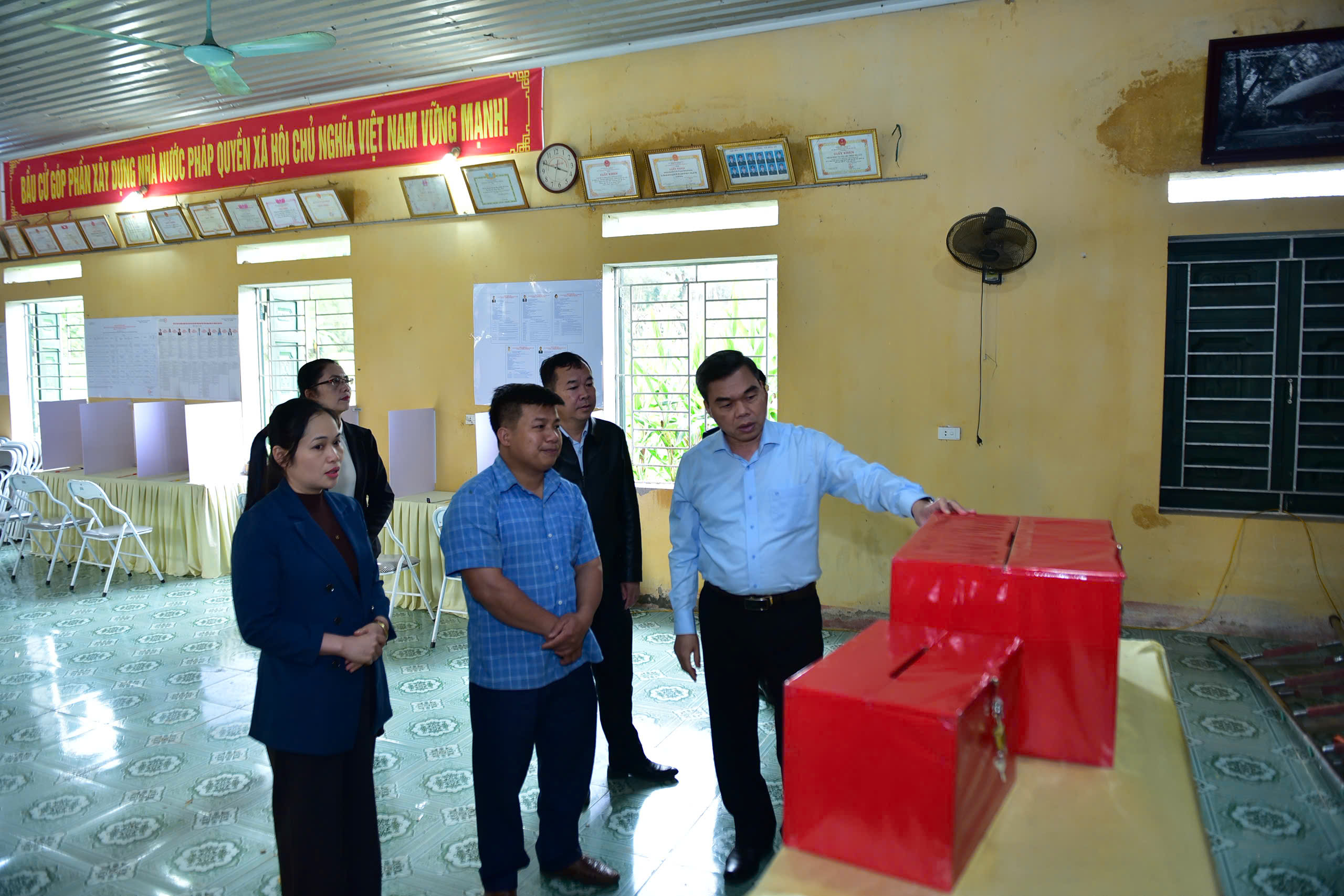 Phó Bí thư Tỉnh ủy, Chủ tịch Ủy ban MTTQ Việt Nam tỉnh Ma Thế Hồng kiểm tra công tác chuẩn bị bầu cử tại xã Hòa An