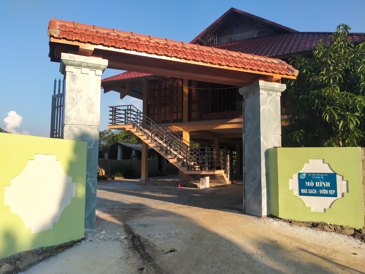 Phụ nữ xã Tùng Bá gắn biển “Nhà sạch vườn đẹp”