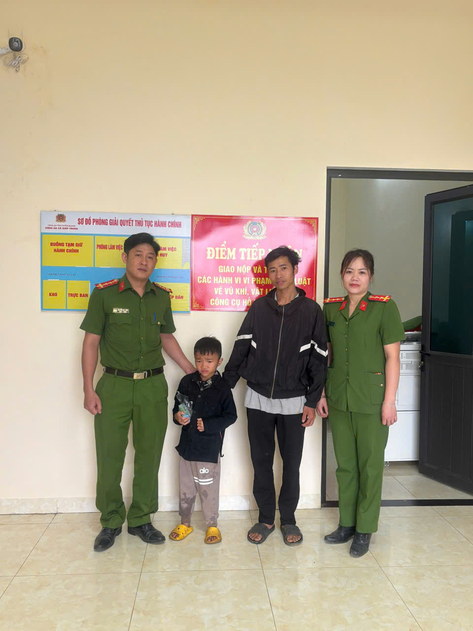 LỰC LƯỢNG CÔNG AN XÃ GIÁP TRUNG KỊP THỜI HỖ TRỢ TÌM KIẾM CHÁU BÉ ĐI LẠC TRỞ VỀ NHÀ AN TOÀN