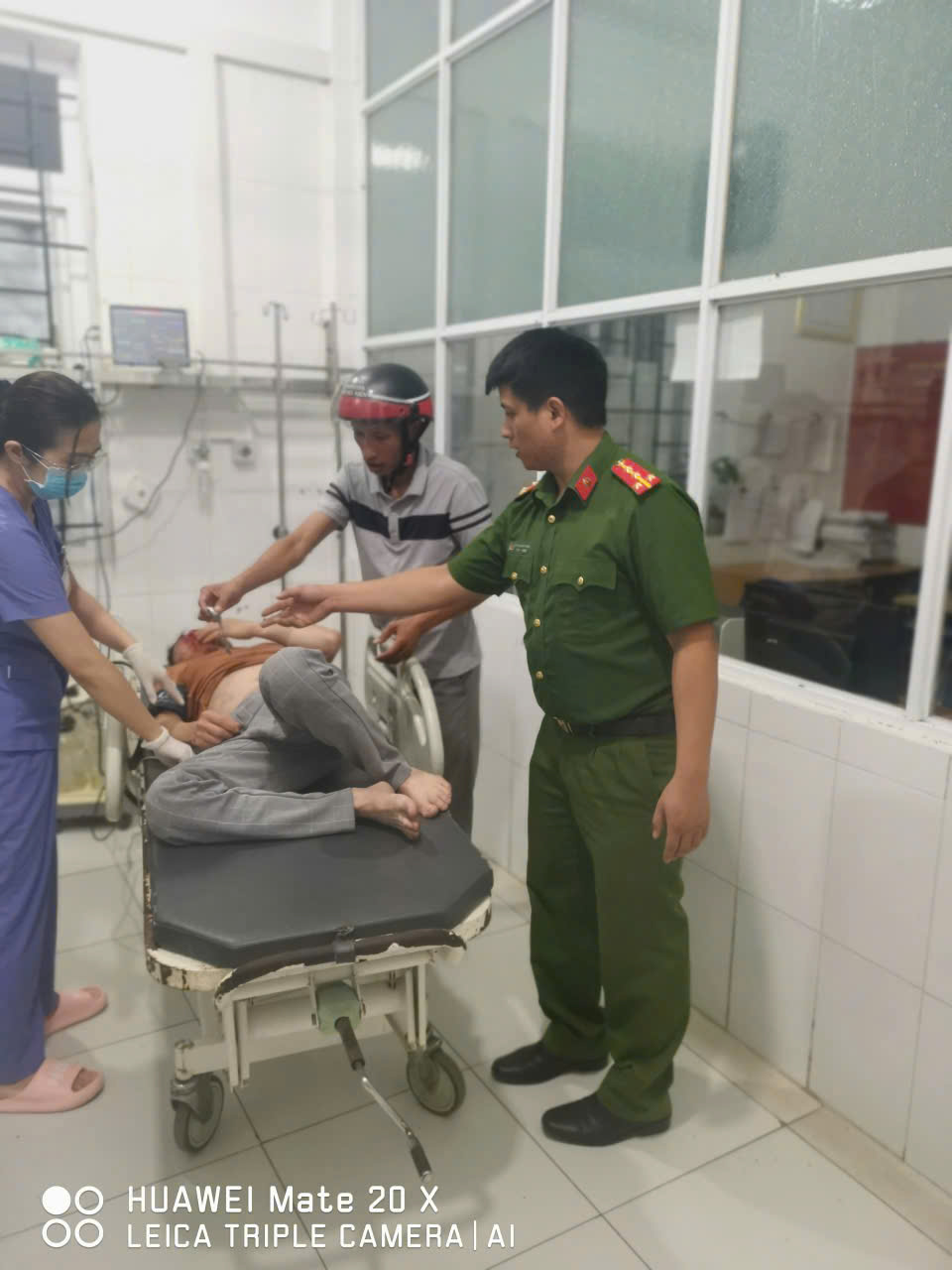 Công an xã Quản Bạ kịp thời đưa nạn nhân bị tai nạn khi tham gia giao thông đi cấp cứu