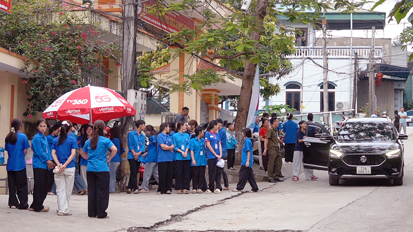 s&aacute;ng 11-6 thi THPT (1).JPG