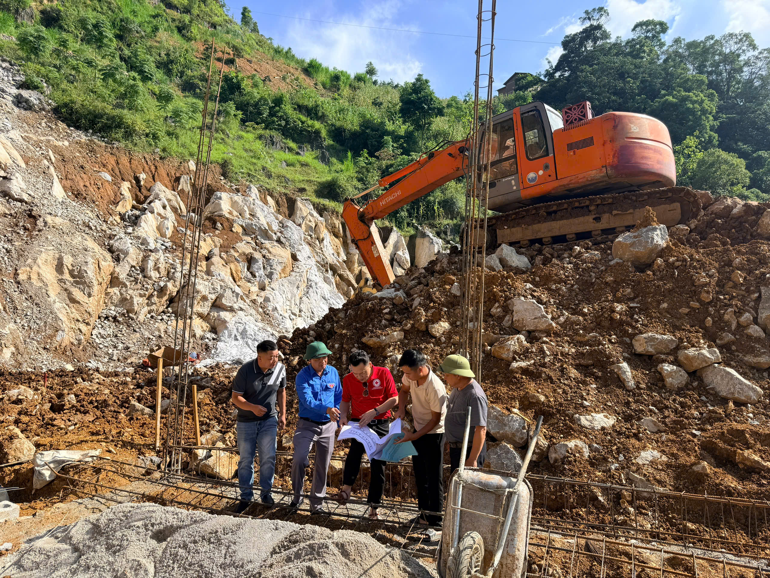 LŨNG CÚ CHỦ ĐỘNG PHỐI HỢP, ĐẨY NHANH TIẾN ĐỘ CÔNG TRÌNH ĐIỂM TRƯỜNG MÁ LẦU A