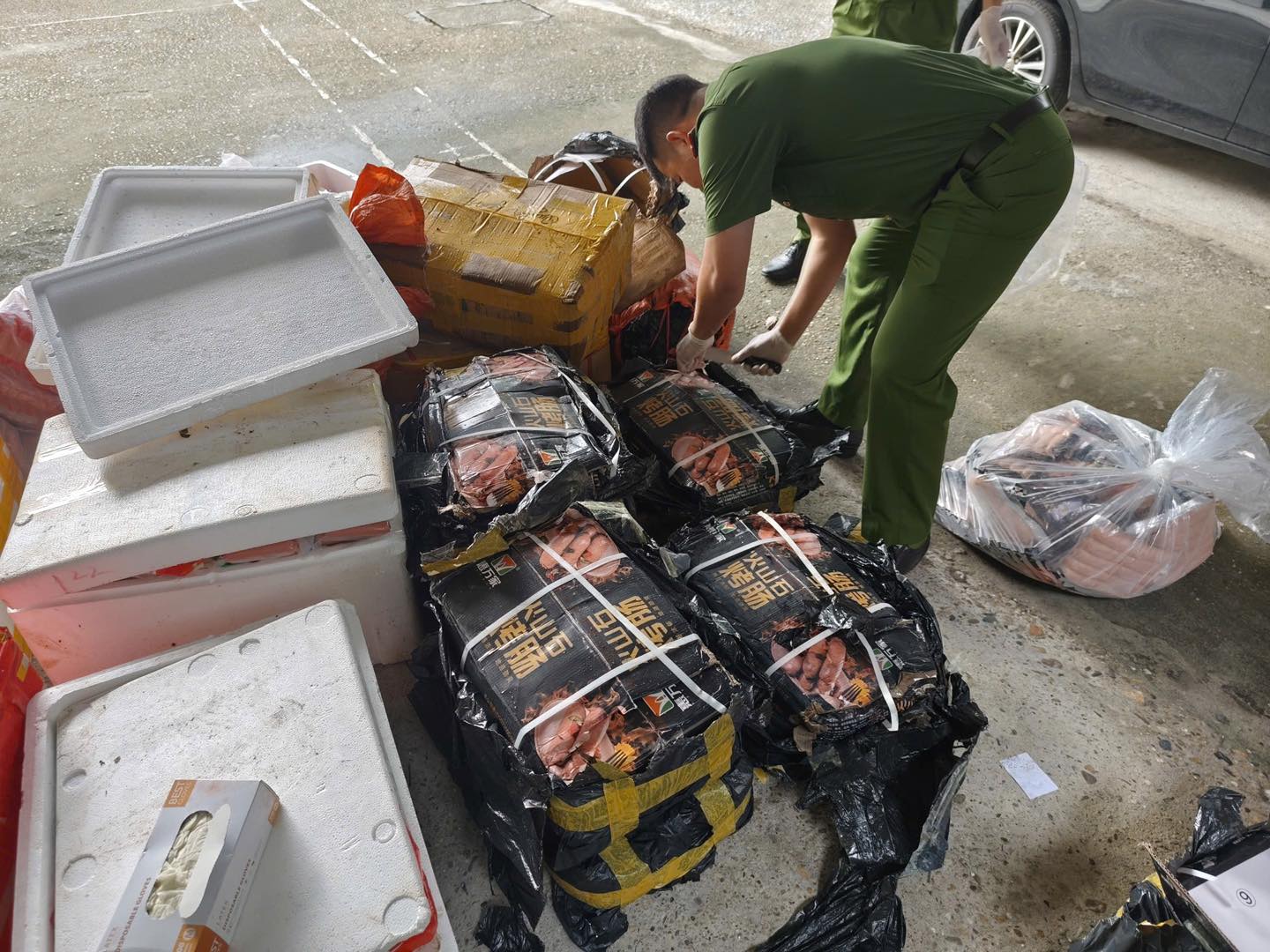 PHÁT HIỆN, XỬ LÝ HƠN 800KG THỰC PHẨM KHÔNG RÕ NGUỒN GỐC