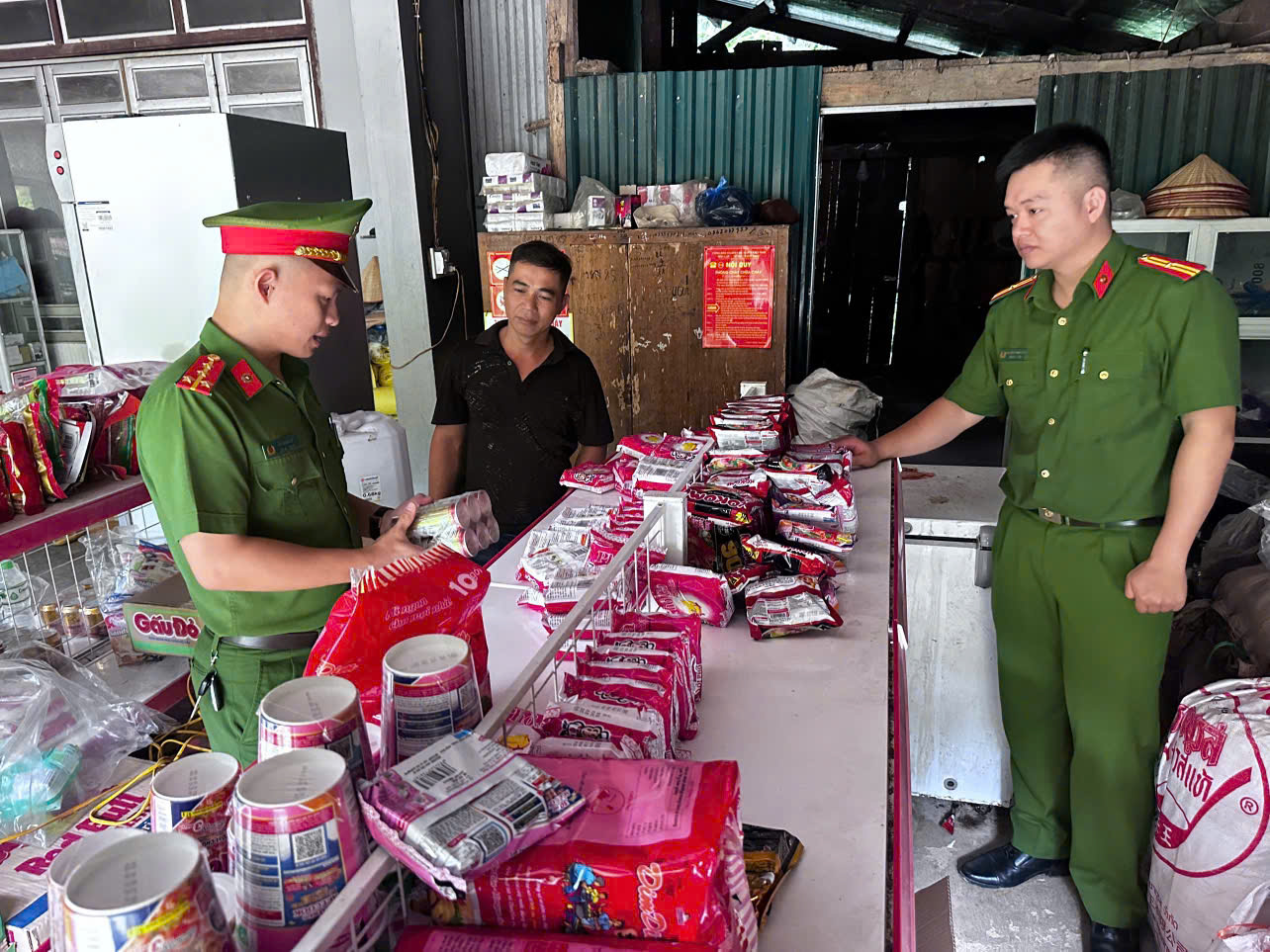 CÔNG AN XÃ HỒNG THÁI TĂNG CƯỜNG KIỂM TRA CÁC CƠ SỞ KINH DOANH, BẢO ĐẢM ANTT PHỤC VỤ BẦU CỬ