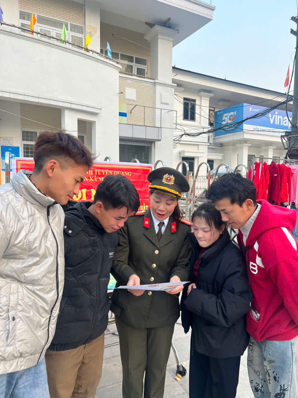 TUYÊN TRUYỀN PHÁP LUẬT – GẮN KẾT VỚI NHÂN DÂN TẠI CHỢ PHIÊN MÈO VẠC 