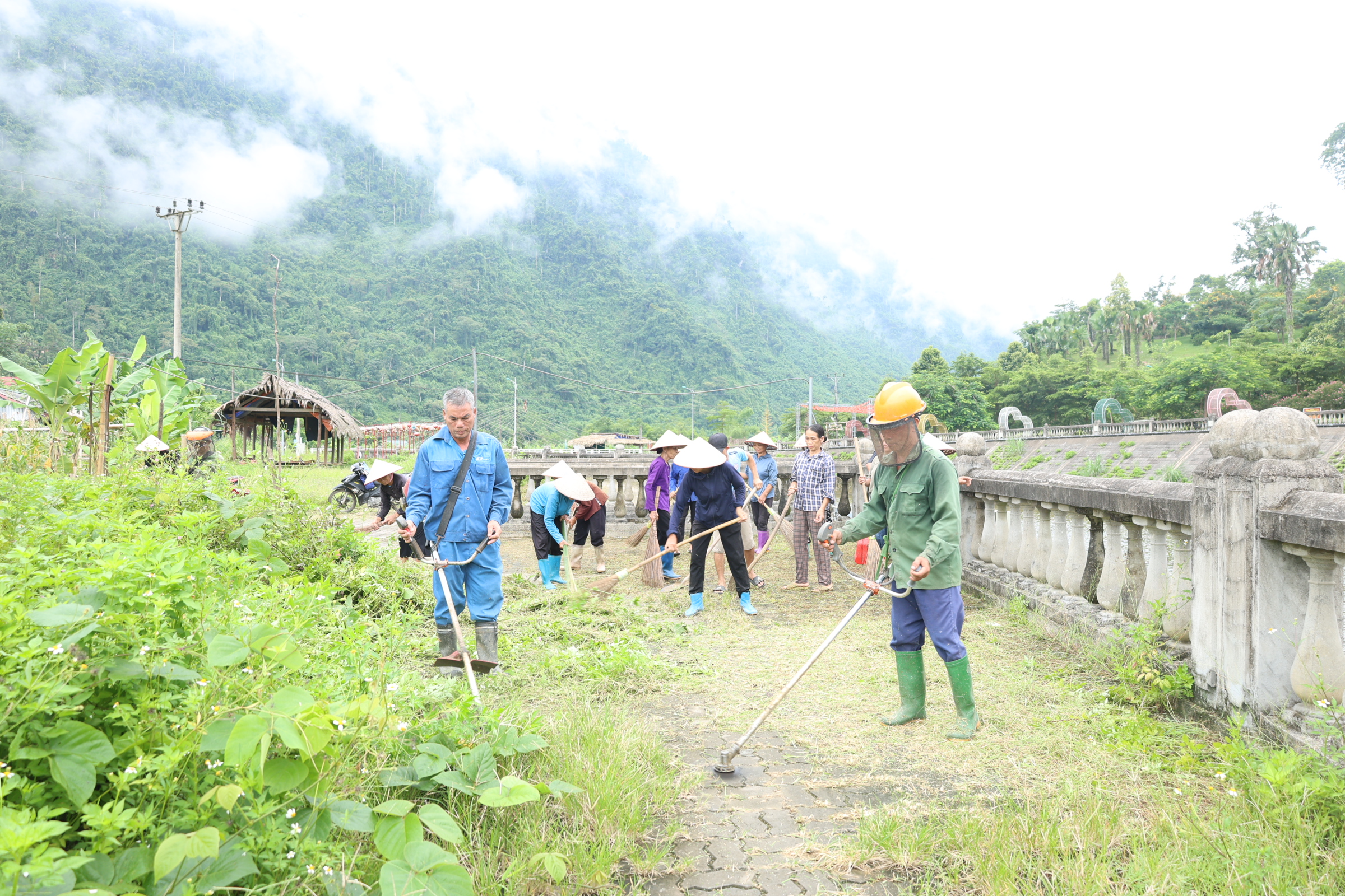 Nhân dân thôn Lăng Can ra quân tổ chức vệ sinh môi trường khu vực suối Nặm Chang