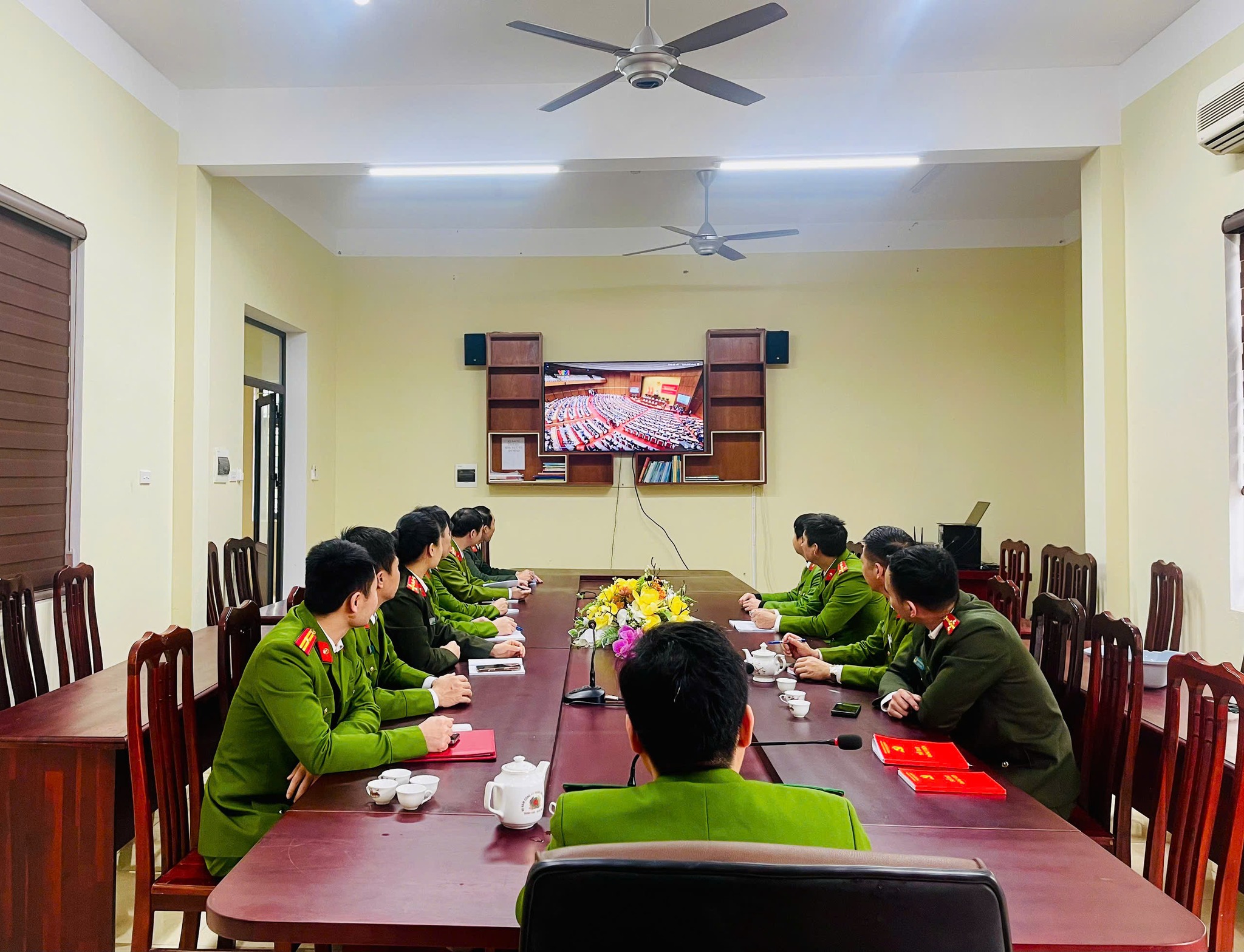 CÔNG AN XÃ NHỮ KHÊ TỔ CHỨC CBCS DỰ HỘI NGHỊ TOÀN QUỐC QUÁN TRIỆT NGHỊ QUY ẾT ĐẠI HỘI ĐẠI BIỂU TOÀN QUỐC LẦN THỨ XIV CỦA ĐẢNG