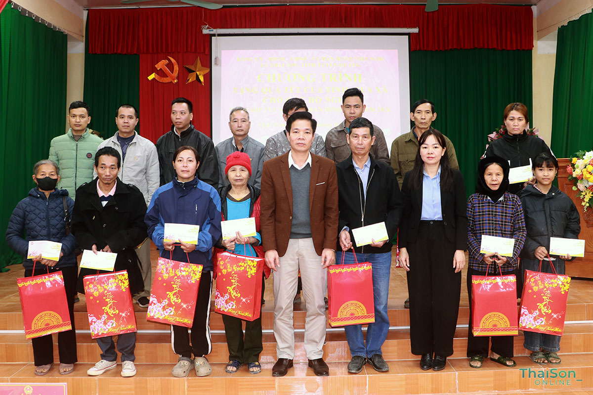 Xã Thái Sơn trang trọng tổ chức chương trình tặng quà Tết cho hộ nghèo nhân dịp Xuân Bính Ngọ 2026
