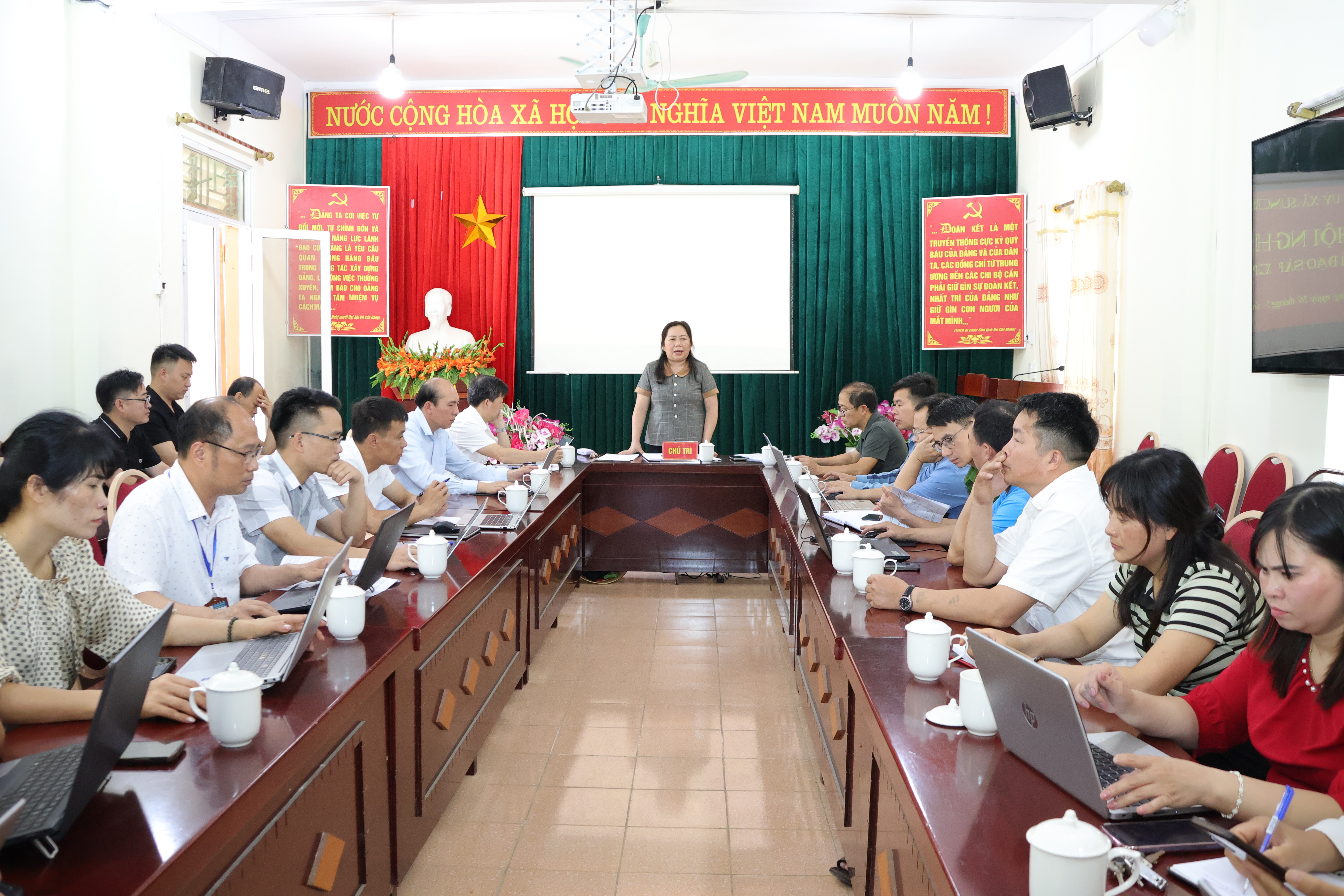 Sủng Máng họp Ban Chỉ đạo sắp xếp thôn