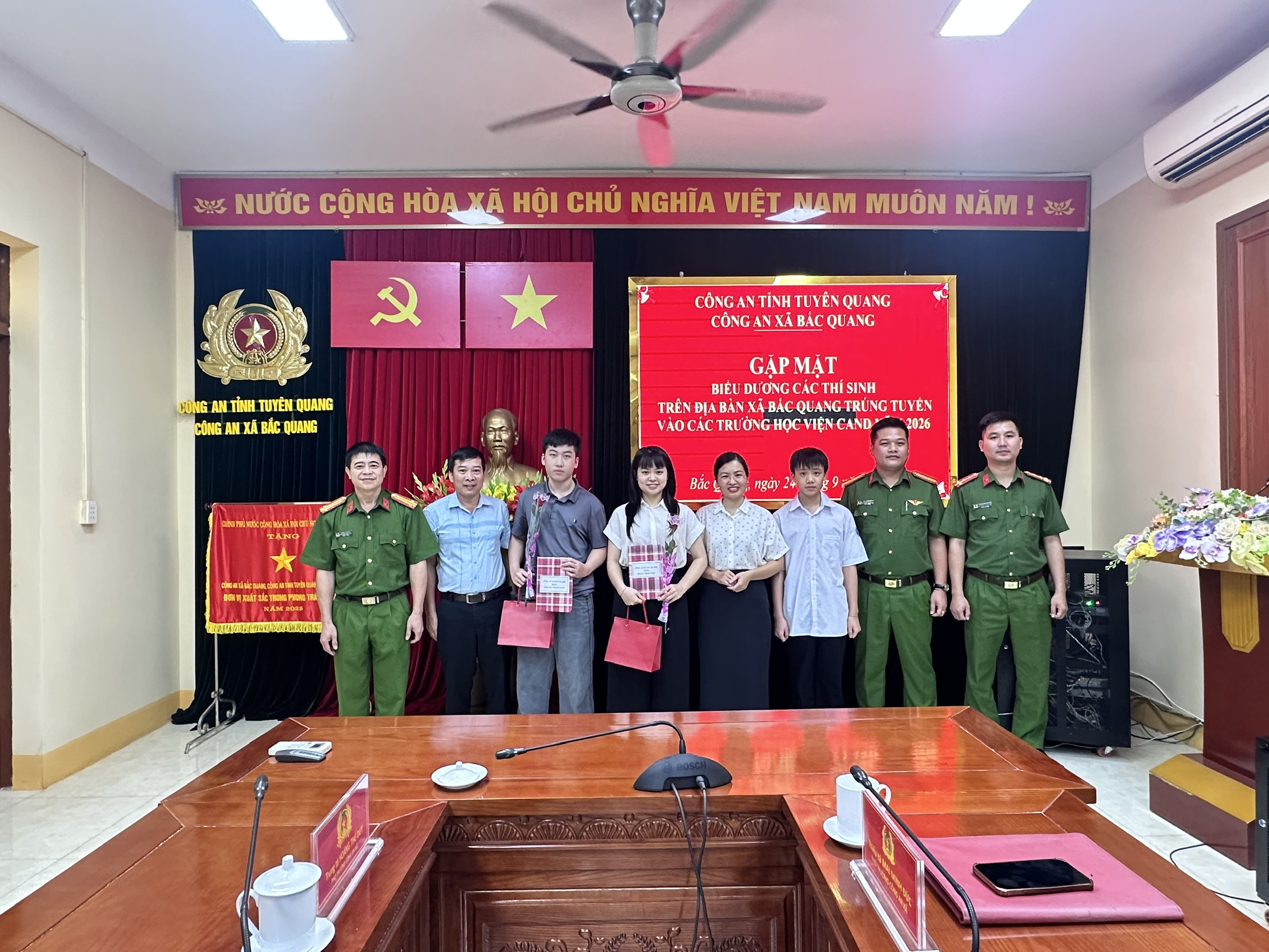 CÔNG AN XÃ BẮC QUANG TỔ CHỨC GẶP MẶT, CHÚC MỪNG TÂN SINH VIÊN THI ĐỖ VÀO CÁC TRƯỜNG CÔNG AN NHÂN DÂN NĂM 2026