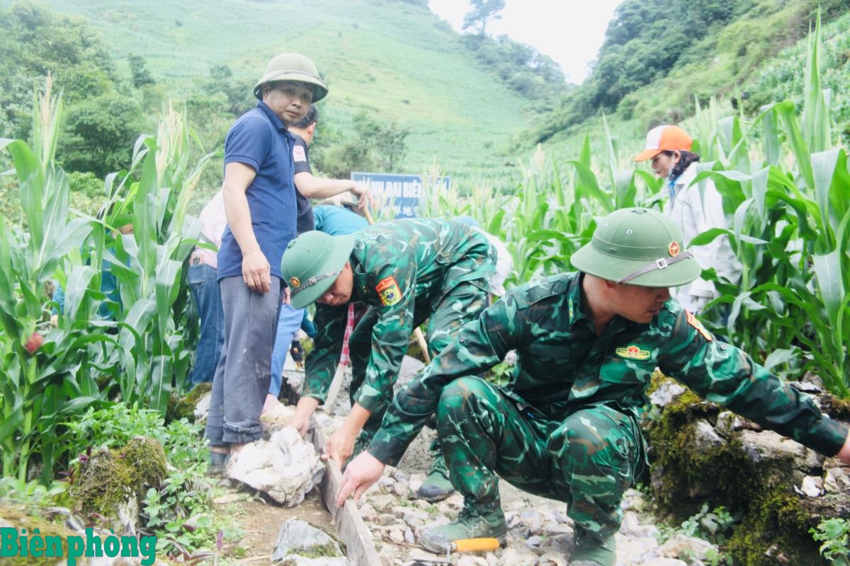 Những người lính Biên phòng vượt núi, mở đường tuần tra biên giới