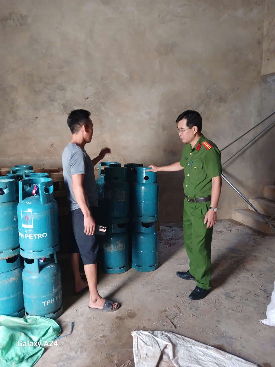 CÔNG AN XÃ VIỆT LÂM TĂNG CƯỜNG KIỂM TRA, QUẢN LÝ  CÁC CƠ SỞ KINH DOANH KHÍ GAS, NGĂN NGỪA NGUY CƠ CHÁY NỔ