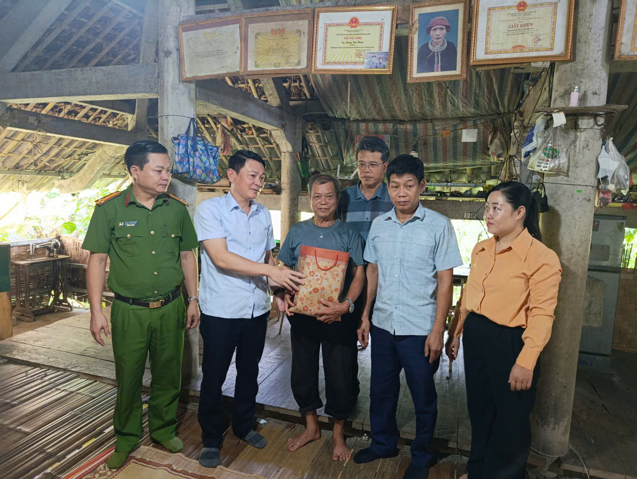 Các đồng chí lãnh đạo Thường trực Đảng ủy, HĐND,UBND, UBMTTQ xã Tân Quang thăm, tặng quà các gia đình chính sách, người có công nhân kỷ niệm 79 năm Ngày Thương binh - Liệt sĩ