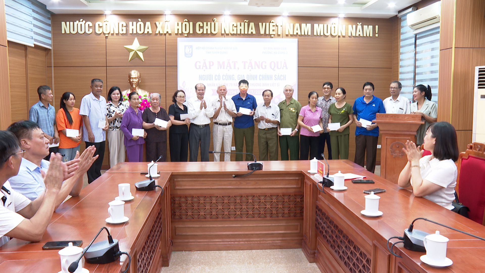 Hiệp hội Doanh nghiệp nhỏ và vừa tỉnh Tuyên Quang tặng quà người có công, gia đình chính sách phường Hà Giang 2