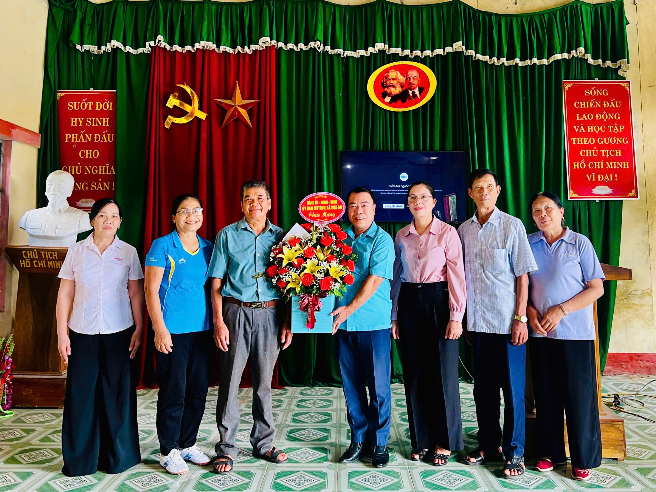 HOÀ AN: Các đồng chí lãnh đạo xã thăm, tặng quà người cao tuổi nhân Ngày Quốc tế Người cao tuổi 01/10