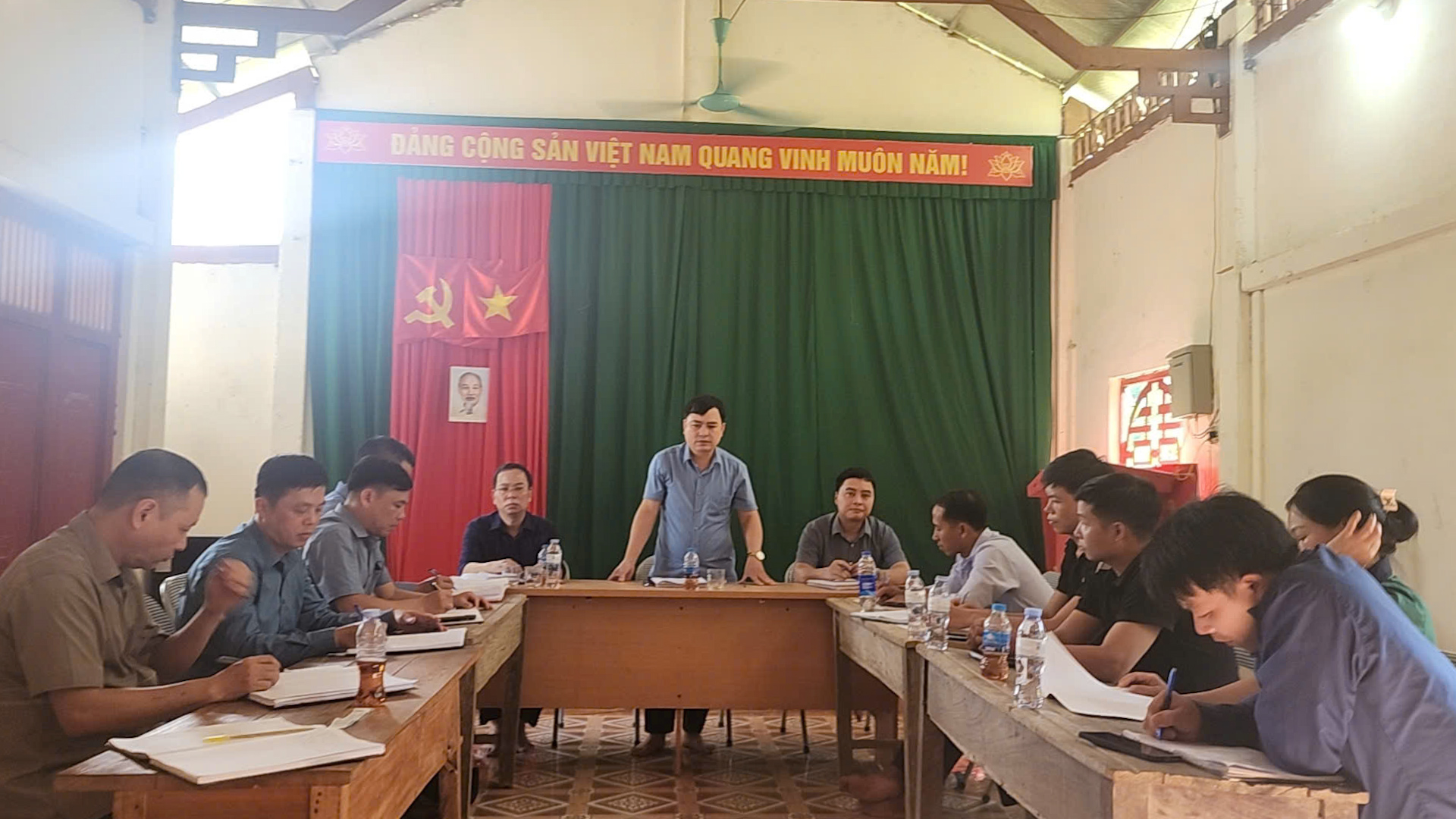 Thường trực Đảng ủy xã làm việc với Ban lãnh đạo thôn Nà Mạ