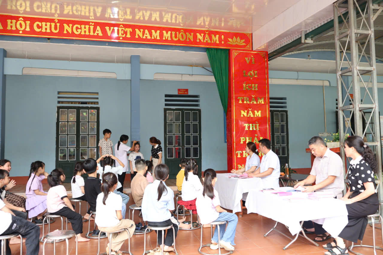 Trạm y Tế xã Vĩnh Tuy phối hợp Trường Tiểu học tổ chức khám, sàng lọc sức khỏe học sinh