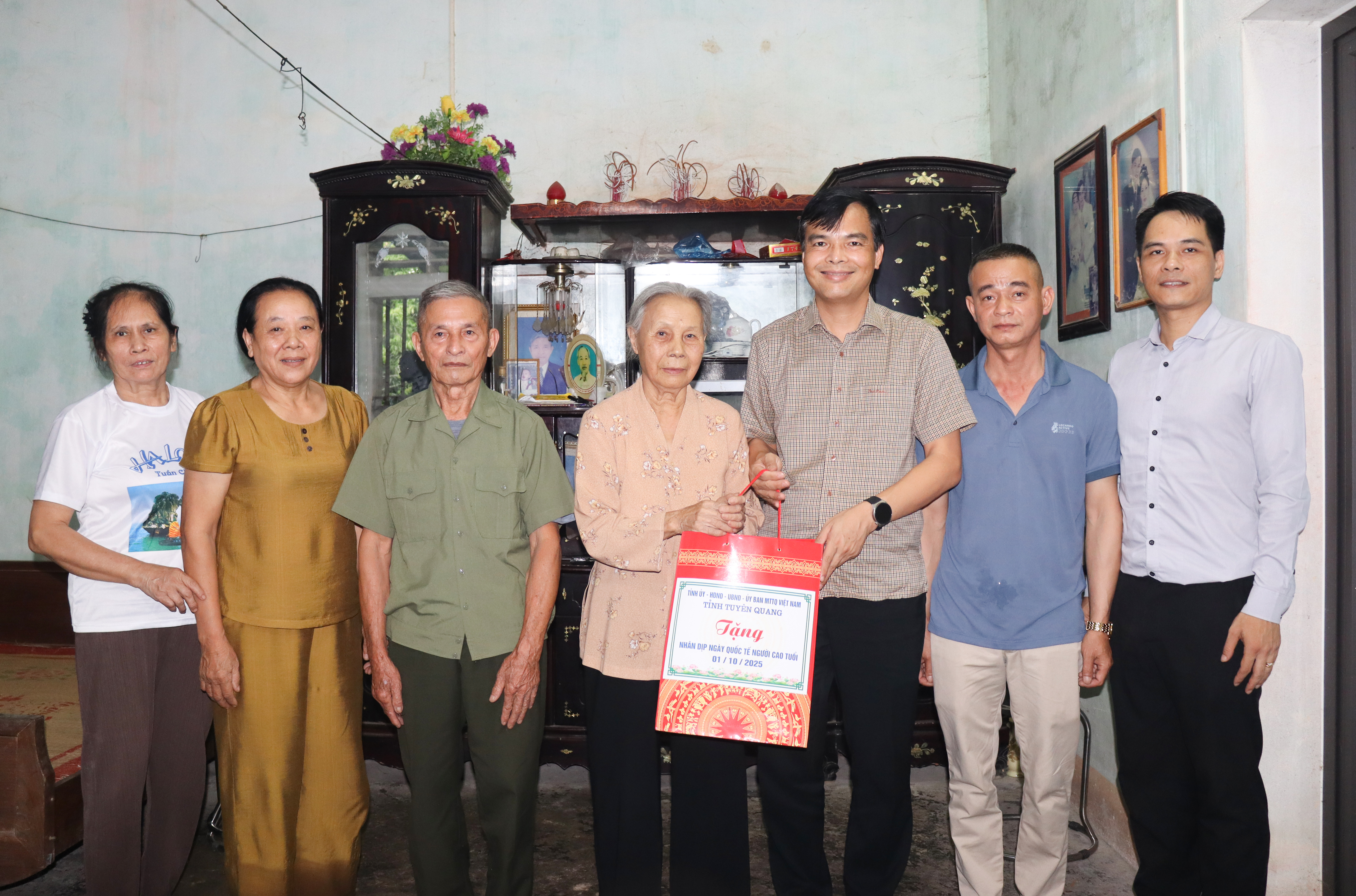 Chủ tịch UBND xã Yên Sơn thăm, tặng quà nhân ngày Quốc tế người cao tuổi
