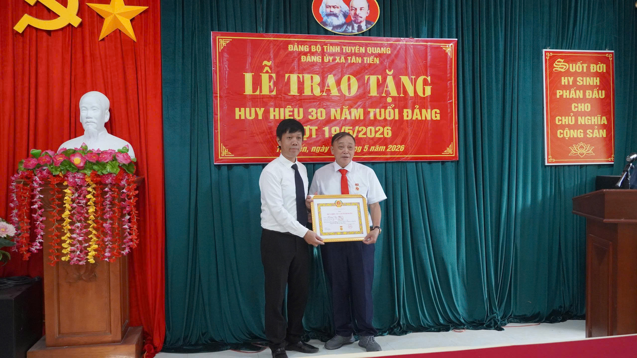 Lễ trao tặng Huy hiệu 30 năm tuổi Đảng đợt 19/5/2026