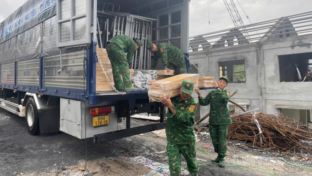 Đồn Biên phòng Cửa khẩu Săm Pun góp sức xây trường biên giới