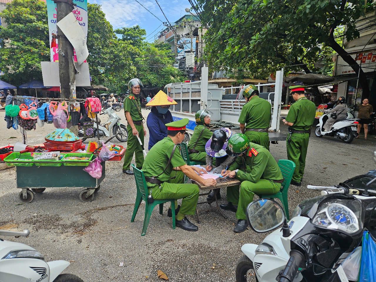 CÔNG AN PHƯỜNG MINH XUÂN RA QUÂN LẬP LẠI TRẬT TỰ ĐÔ THỊ TRÊN ĐỊA BÀN PHƯỜNG