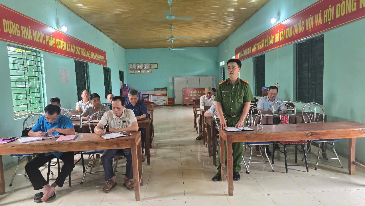 CÔNG AN XÃ BẠCH NGỌC DỰ SINH HOẠT CHI BỘ THÔN TOÒNG, LAN TỎA TINH THẦN “GẦN DÂN NHẤT”