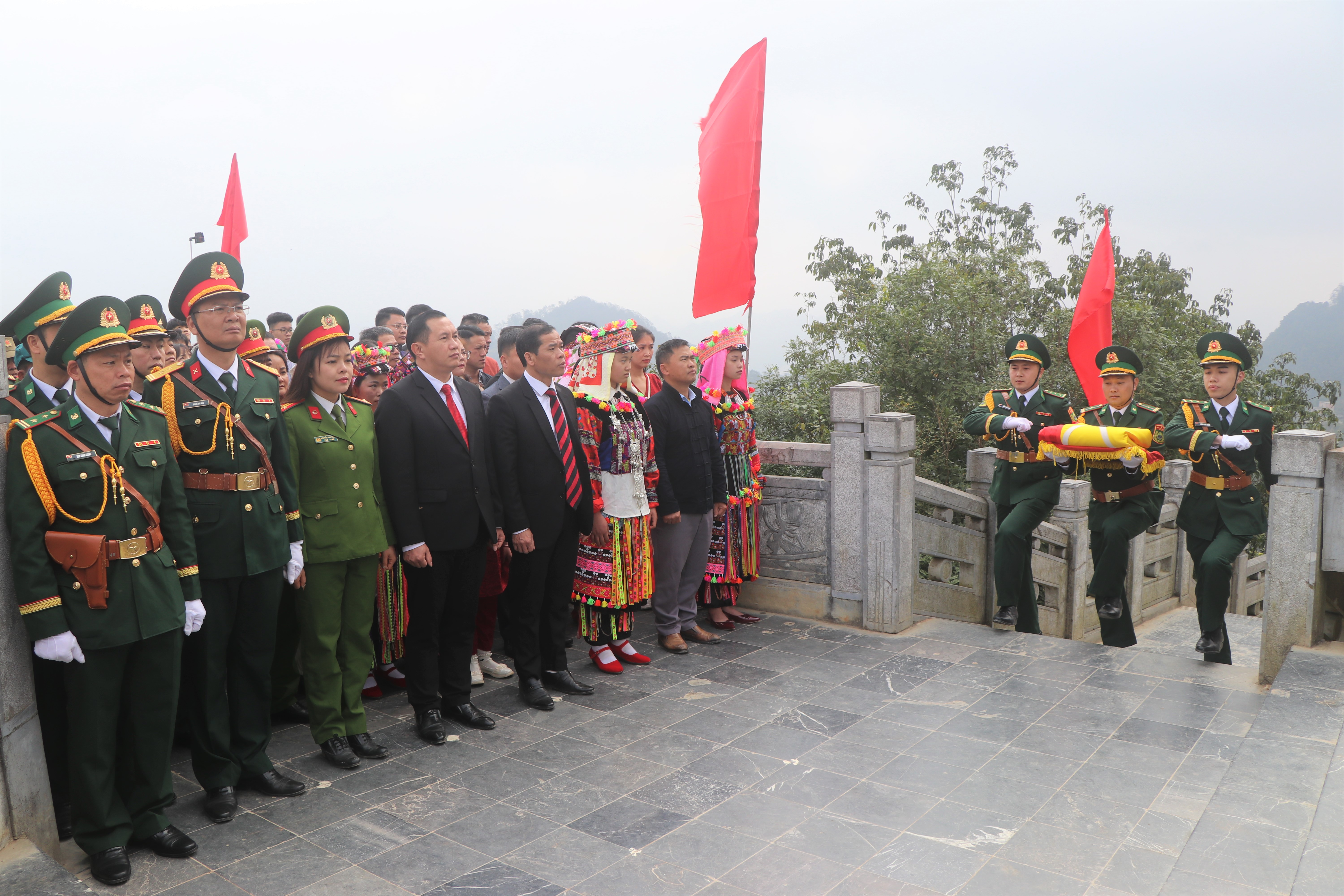 NIỀM TIN MỚI, KHÍ THẾ MỚI NƠI PHÊN DẬU LŨNG CÚ CỰC BĂC CỦA TỔ QUỐC