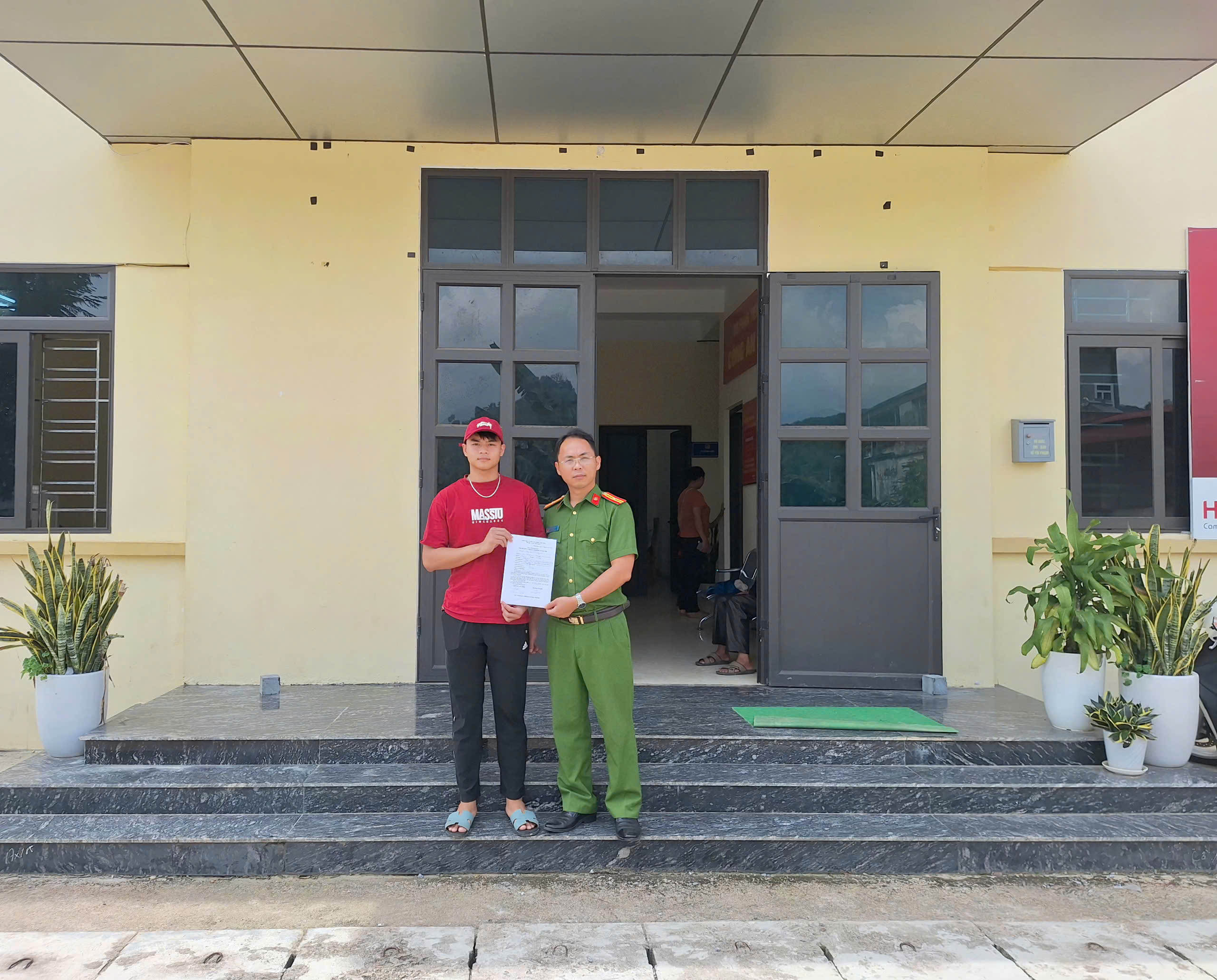 CÔNG DÂN ĐẦU TIÊN CỦA XÃ BẰNG HÀNH TÌNH NGUYỆN VIẾT ĐƠN THAM GIA NGHĨA VỤ CÔNG AN NHÂN DÂN
