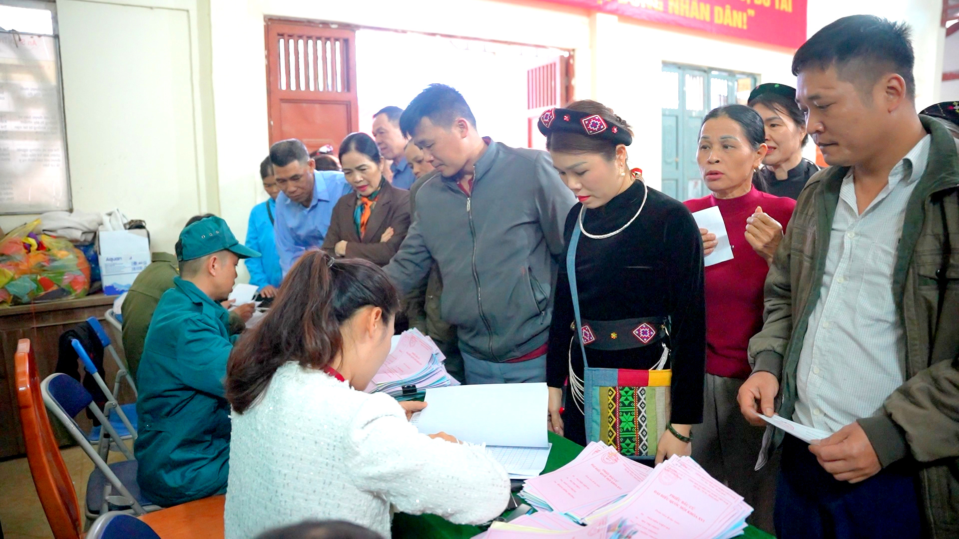 Cử tri xã Nà Hang nô nức, phấn khởi tham gia Ngày hội non sông