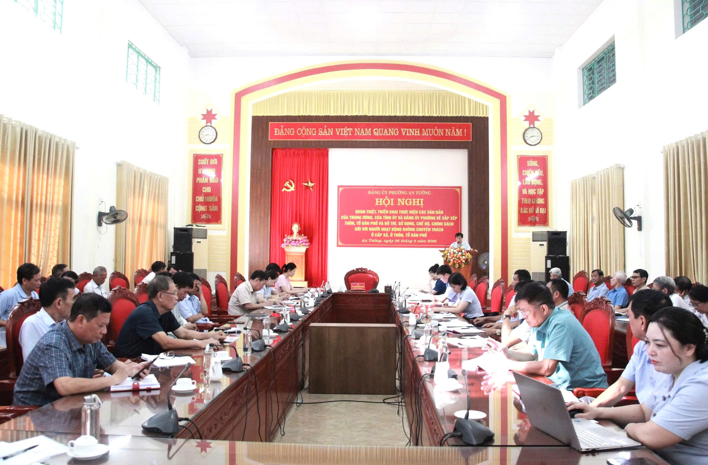 Hội nghị quán triệt, triển khai thực hiện các văn bản của Trung ương, của Tỉnh uỷ và Đảng uỷ phường về sắp xếp thôn, tổ dân phố và bố trí, sử dụng, chế độ, chính sách đối với người hoạt động không chuyên trách ở cấp xã, ở thôn, tổ dân phố 