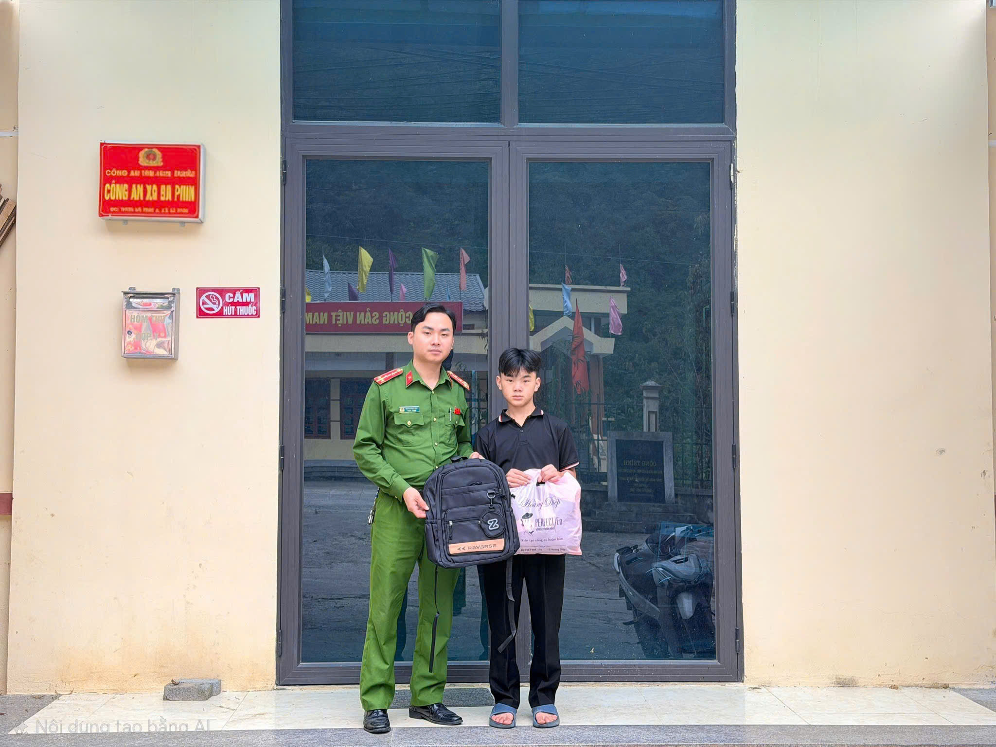 CÔNG AN XÃ SÀ PHÌN TẶNG QUÀ, TIẾP SỨC “CON NUÔI CÔNG AN XÃ” ĐẾN TRƯỜNG