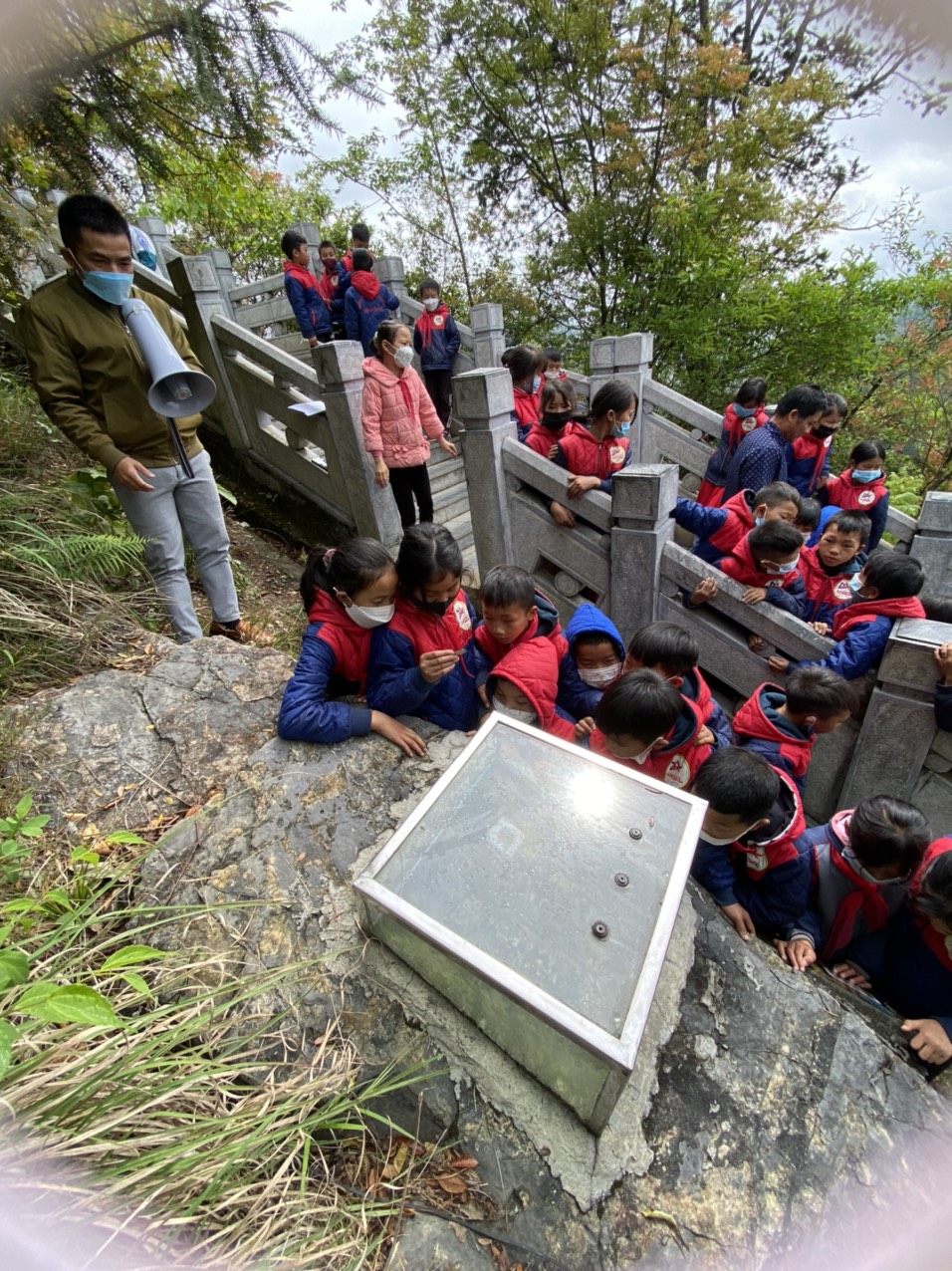 Trường PTDTBT TH Lũng Cú tổ chức cho các bạn học sinh Giờ học ngoại khoá Tìm hiểu di sản địa chất toàn cầu trên Cao Nguyên Đá Đồng Văn