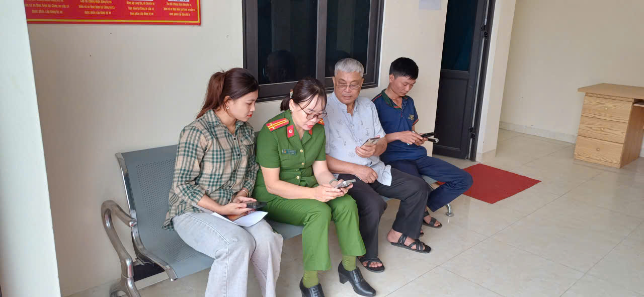 CÔNG AN XÃ HÙNG AN HƯỚNG DẪN NGƯỜI DÂN TÍCH HỢP TÀI KHOẢN NHẬN AN SINH XÃ HỘI TRÊN ỨNG DỤNG VNeID