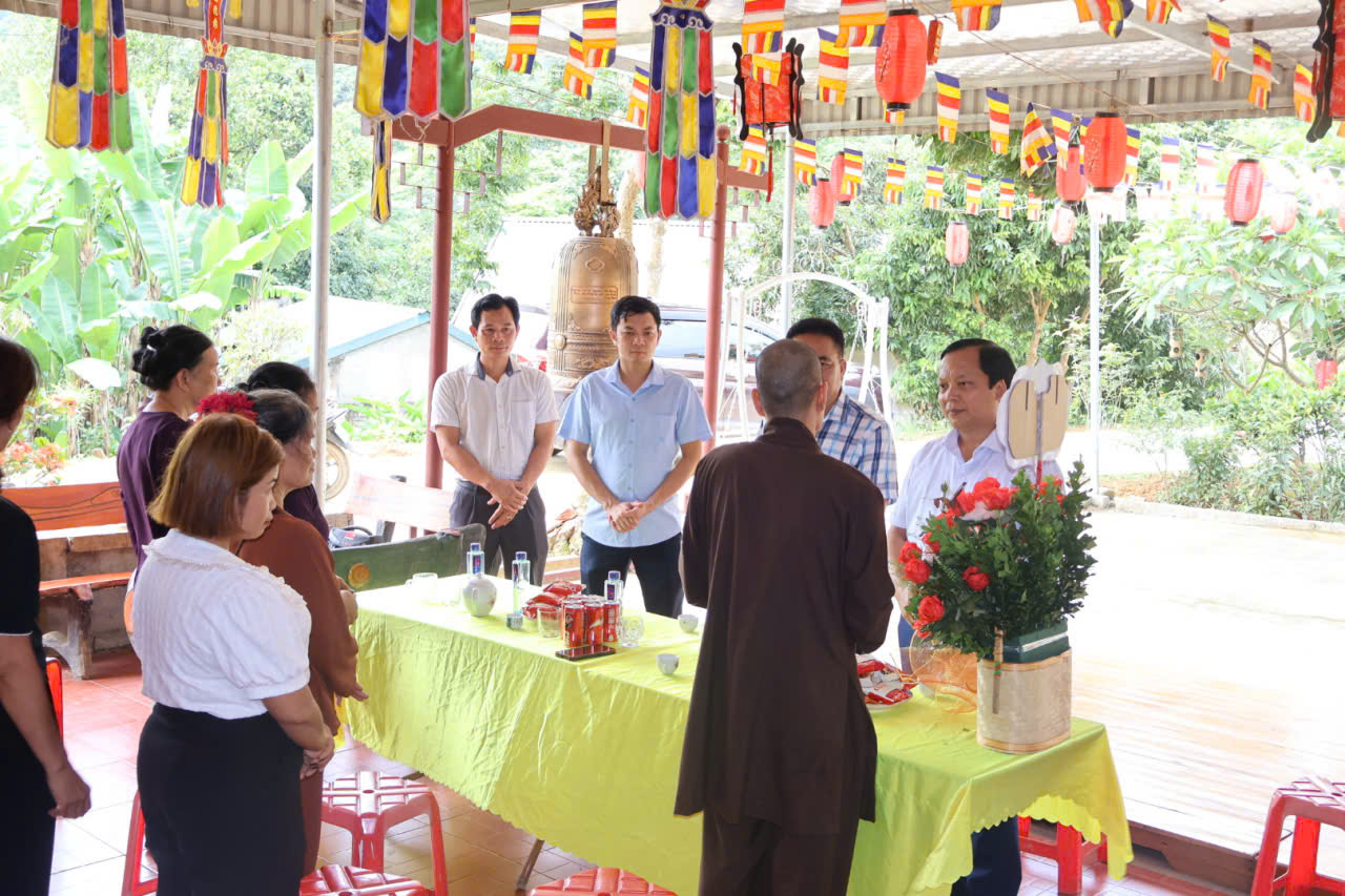 Tăng qu&agrave; t Kh Niếng2.jpg