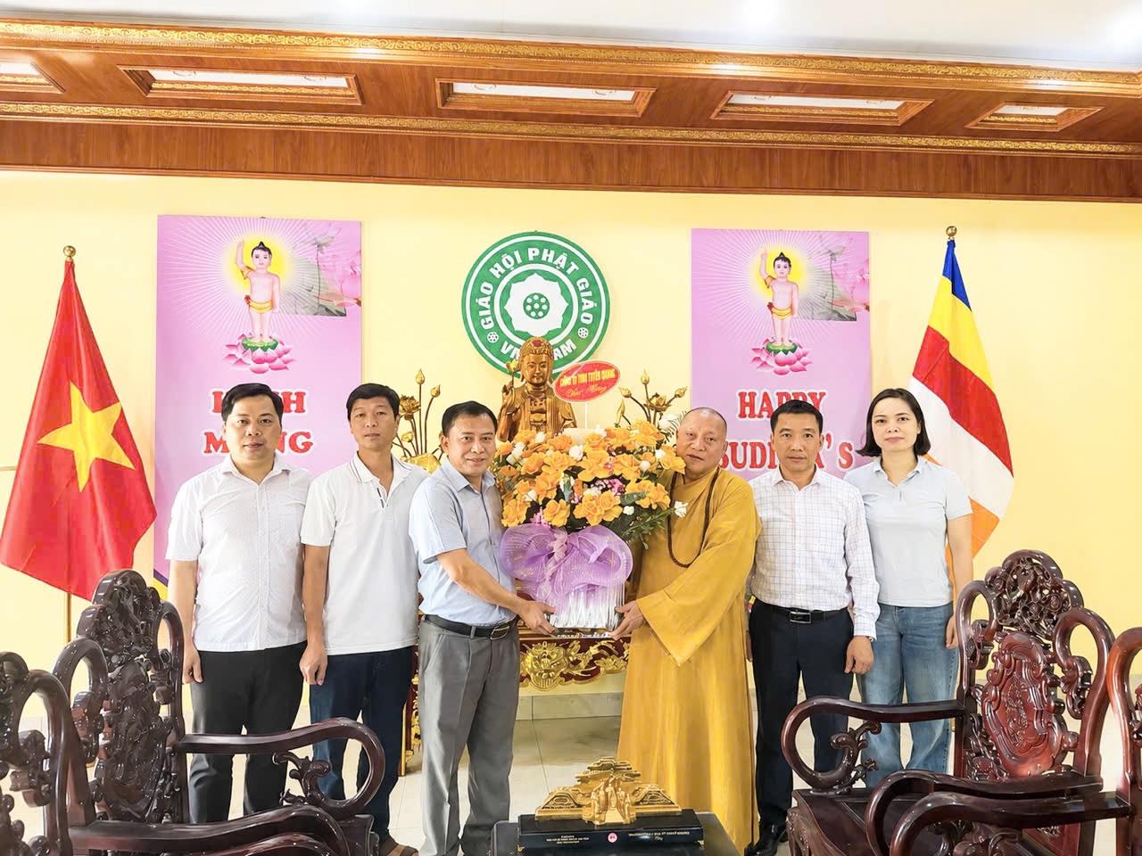 CÔNG AN TỈNH TUYÊN QUANG CHÚC MỪNG BAN TRỊ SỰ GIÁO HỘI PHẬT GIÁO VIỆT NAM TỈNH TUYÊN QUANG NHÂN DỊP ĐẠI LỄ PHẬT ĐẢN