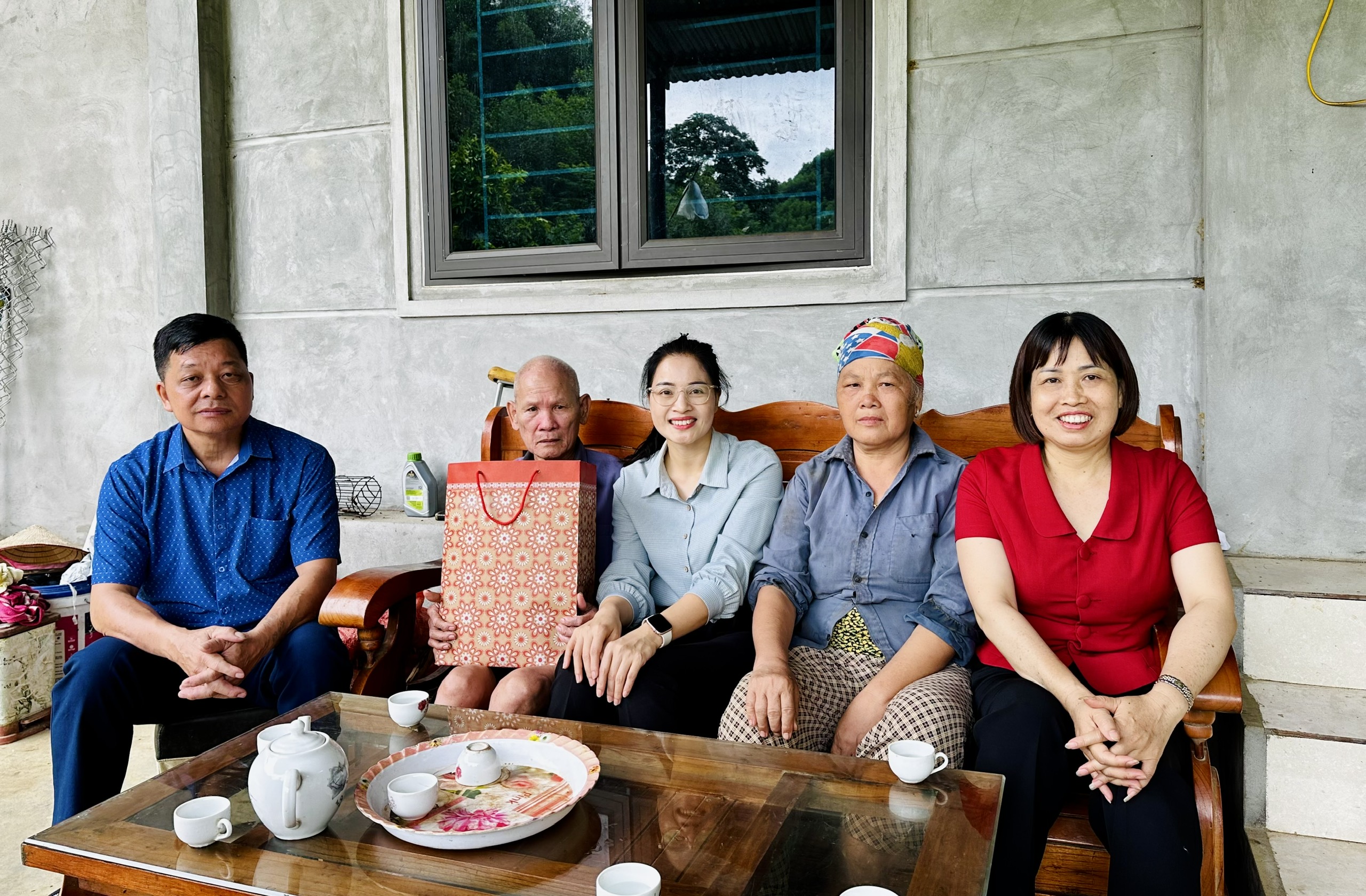 Lãnh đạo xã Minh Thanh thăm hỏi, động viên các hộ nghèo tại thôn Tân Tiến