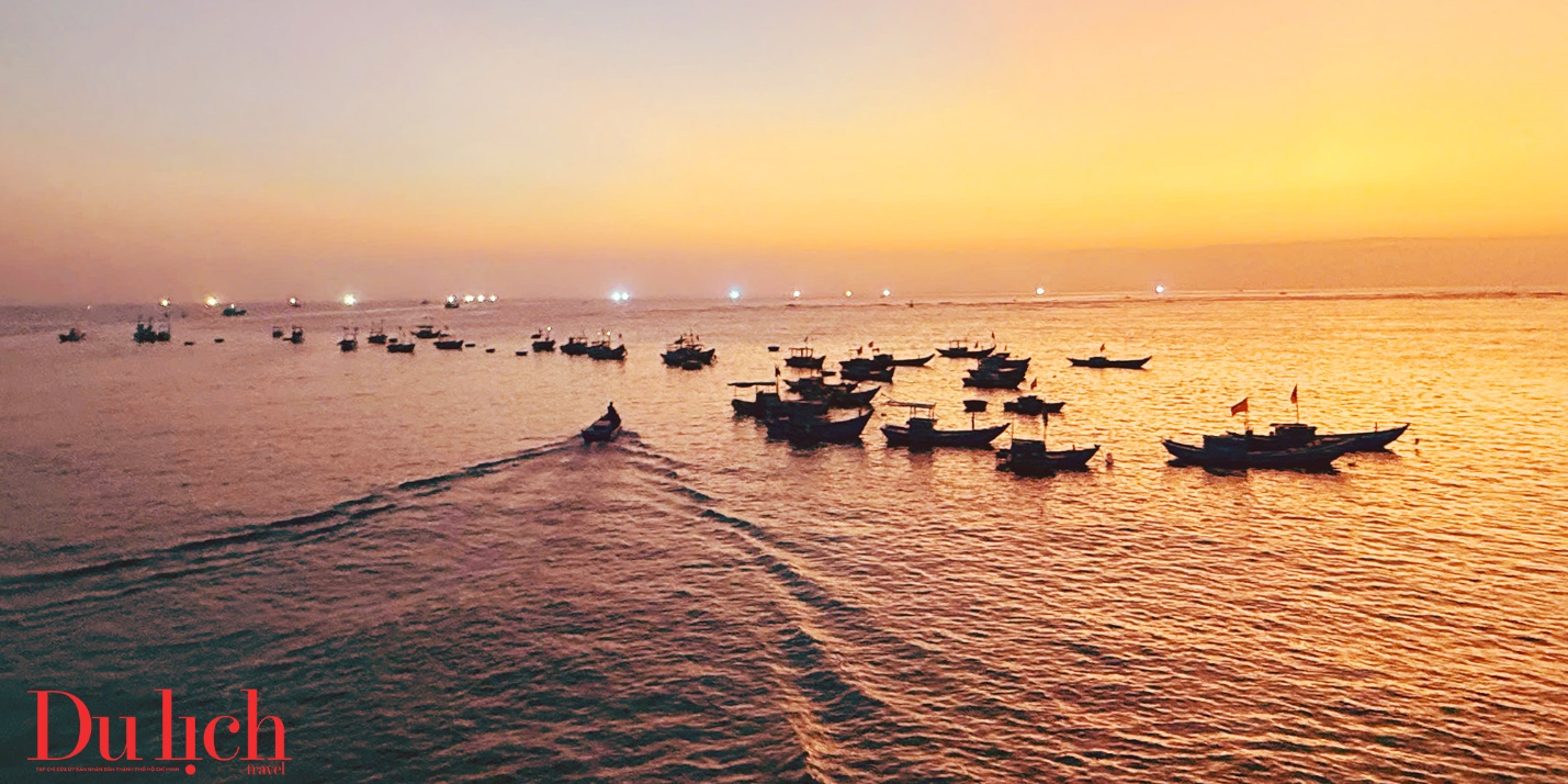 Hoàng hôn rực rỡ giữa màu cờ Tổ quốc thiêng liêng ở đảo Lý Sơn