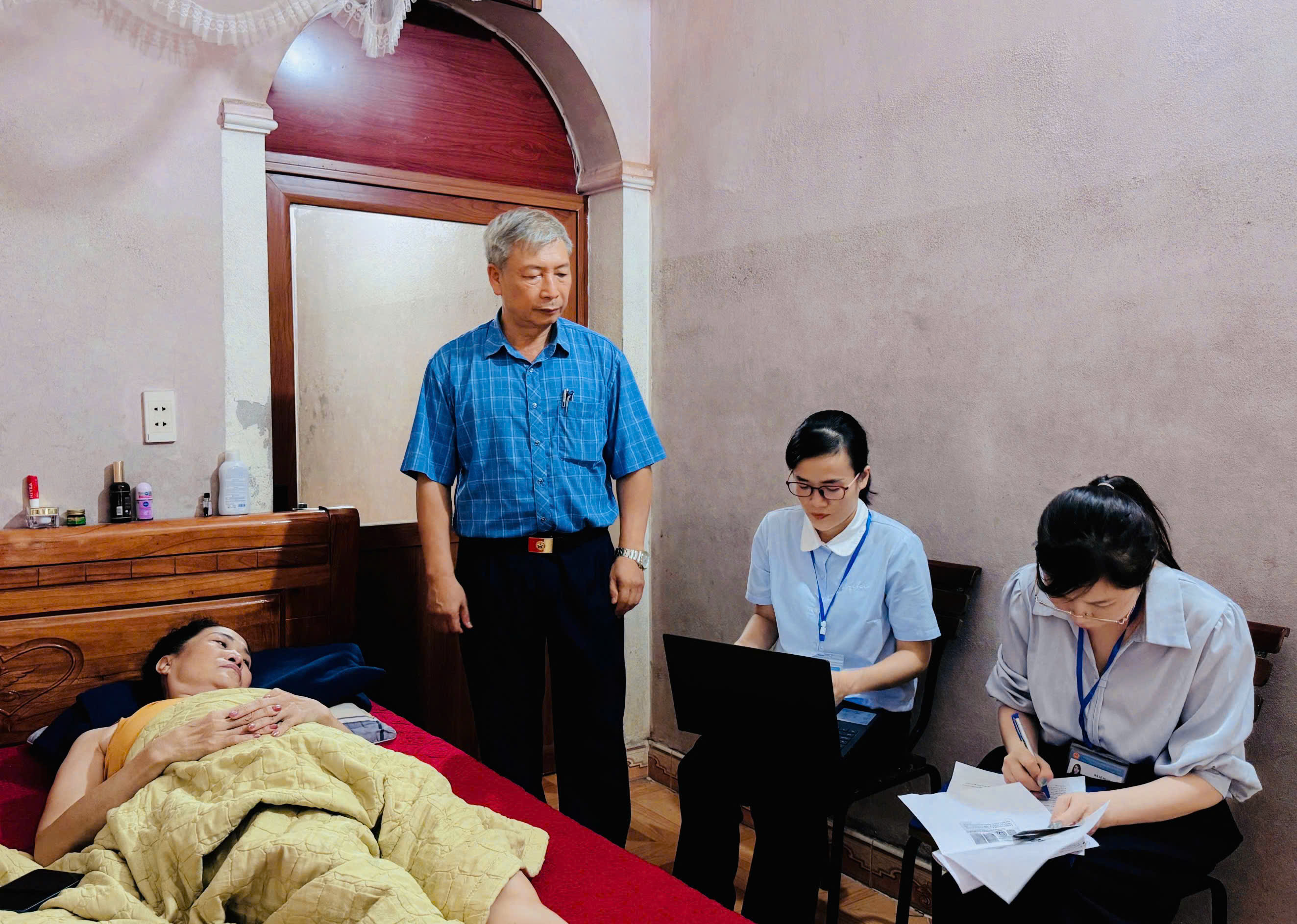 Trung tâm Phục vụ hành chính công phường An Tường hỗ trợ giải quyết thủ tục hành chính tại nhà cho người dân yếu thế