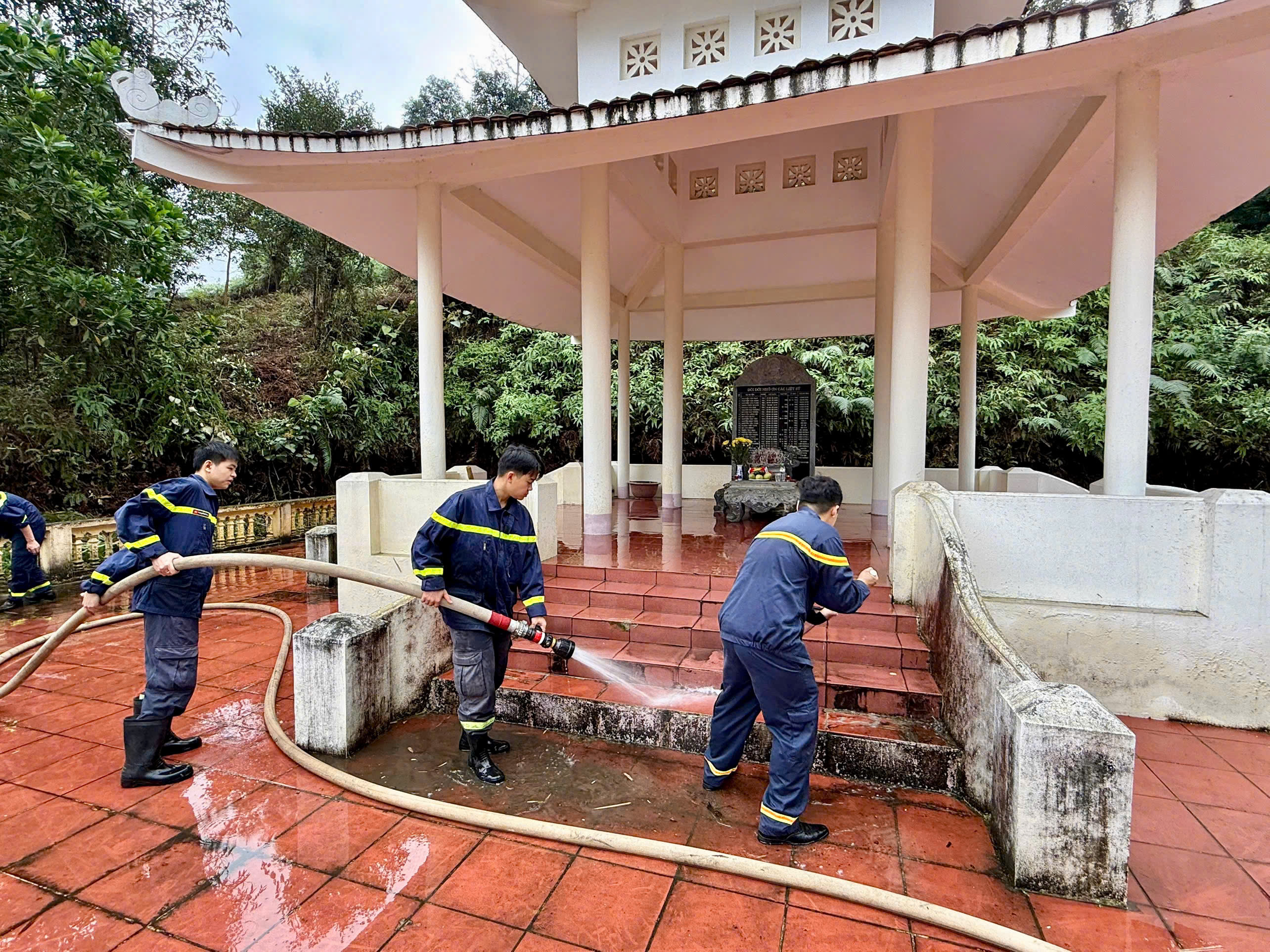 TUỔI TRẺ ĐỘI CHỮA CHÁY VÀ CNCH KHU VỰC BẮC QUANG CHUNG TAY TRI ÂN CÁC ANH HÙNG, LIỆT SĨ