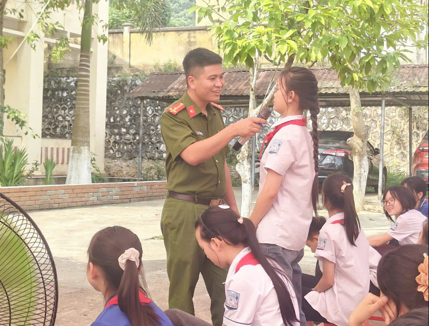 CÔNG AN XÃ HÙNG LỢI TĂNG CƯỜNG CÔNG TÁC TUYÊN TRUYỀN VỀ LUẬT AN TOÀN GIAO THÔNG 