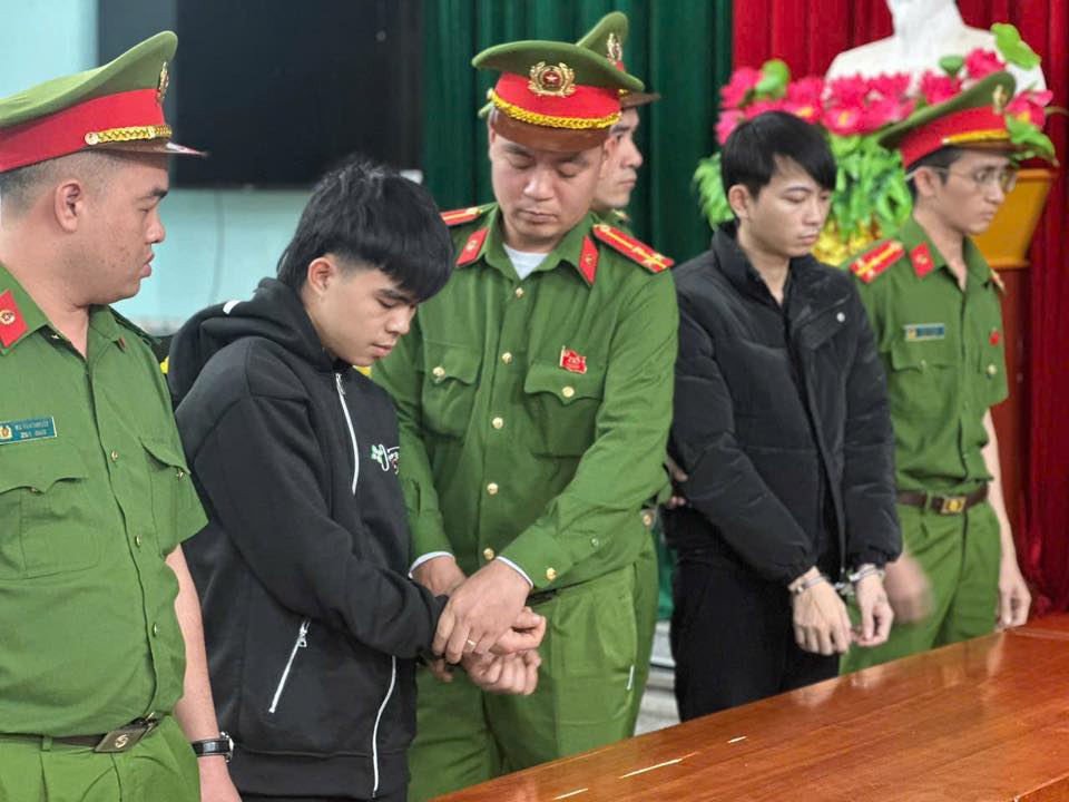 LỢI DỤNG ĐÊM MƯA BÃO, HAI THANH NIÊN “NHANH TAY NHANH MẮT” “KHOẮNG” MỘT CHIẾC XE MÁY CỦA NGƯỜI DÂN RỒI TRỐN KHỎI ĐỊA PHƯƠNG. NHƯNG LƯỚI TRỜI LỒNG LỘNG, CÓ TRỐN ĐẰNG TRỜI