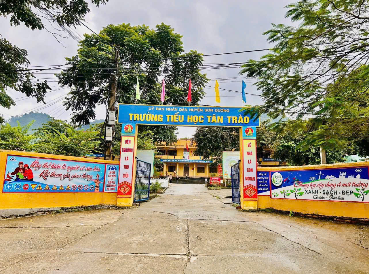 Vận động giáo vi ên, phụ huynh tham gia xây dựng trường học xanh, sạch, đẹp và an toàn