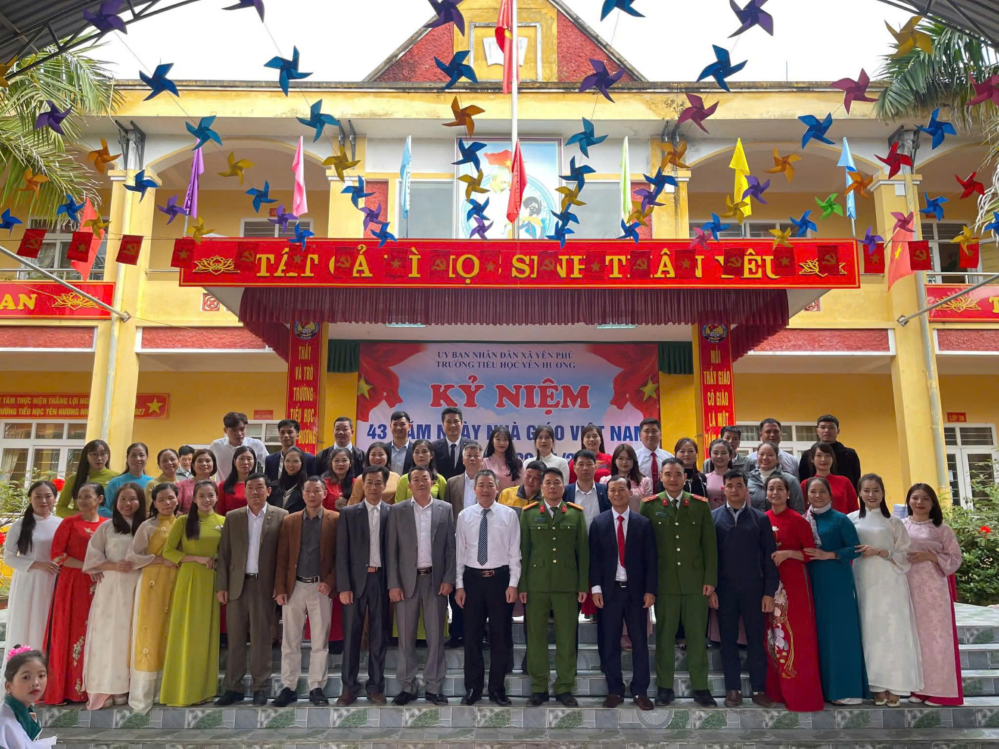 CÔNG AN XÃ YÊN PHÚ THAM DỰ LỄ KỶ NIỆM NGÀY NHÀ GIÁO VIỆT NAM 20/11 TẠI CÁC TRƯỜNG HỌC TRÊN ĐỊA BÀN XÃ