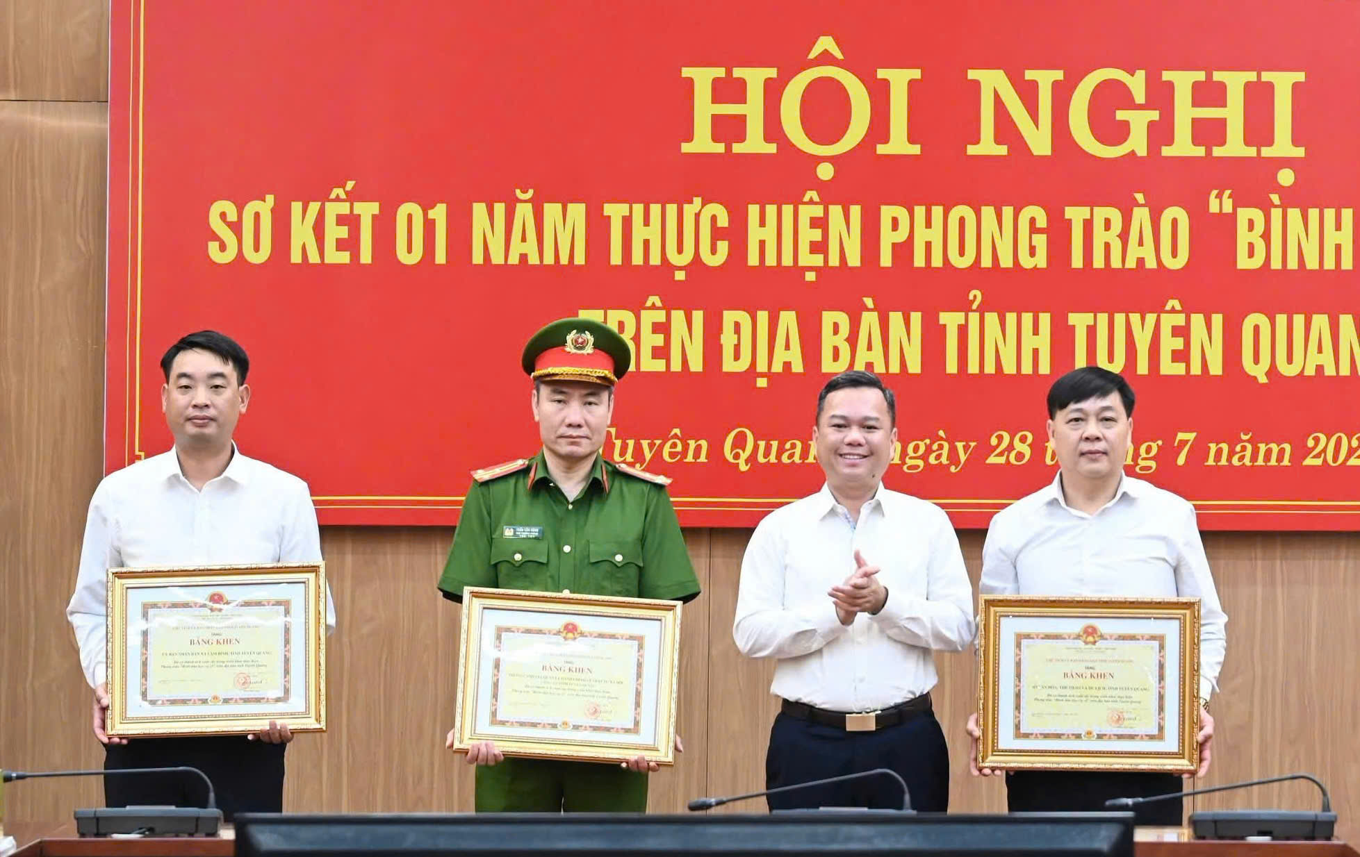 Xã Lâm Bình nhận Bằng khen của Chủ tịch UBND tỉnh trong thực hiện Phong trào “Bình dân học vụ số”