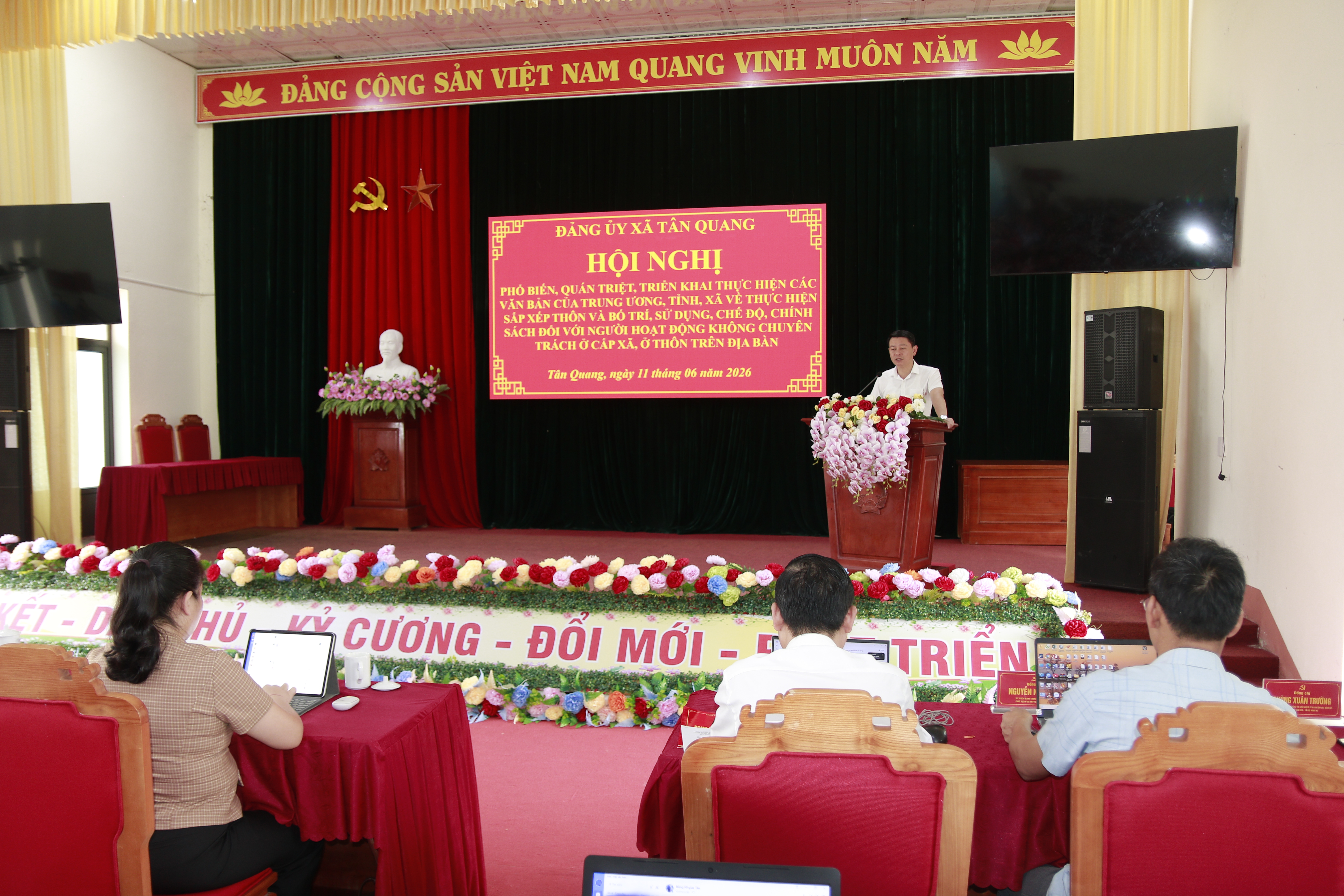 Tân Quang Hội nghị phổ biến, quán triệt các văn bản của Trung ương, tỉnh, xã về thực hiện sắp xếp thôn và bố trí, sử dụng, thực hiện chế độ, chính sách đối với người hoạt động không chuyên trách ở xã, ở thôn trên địa bàn