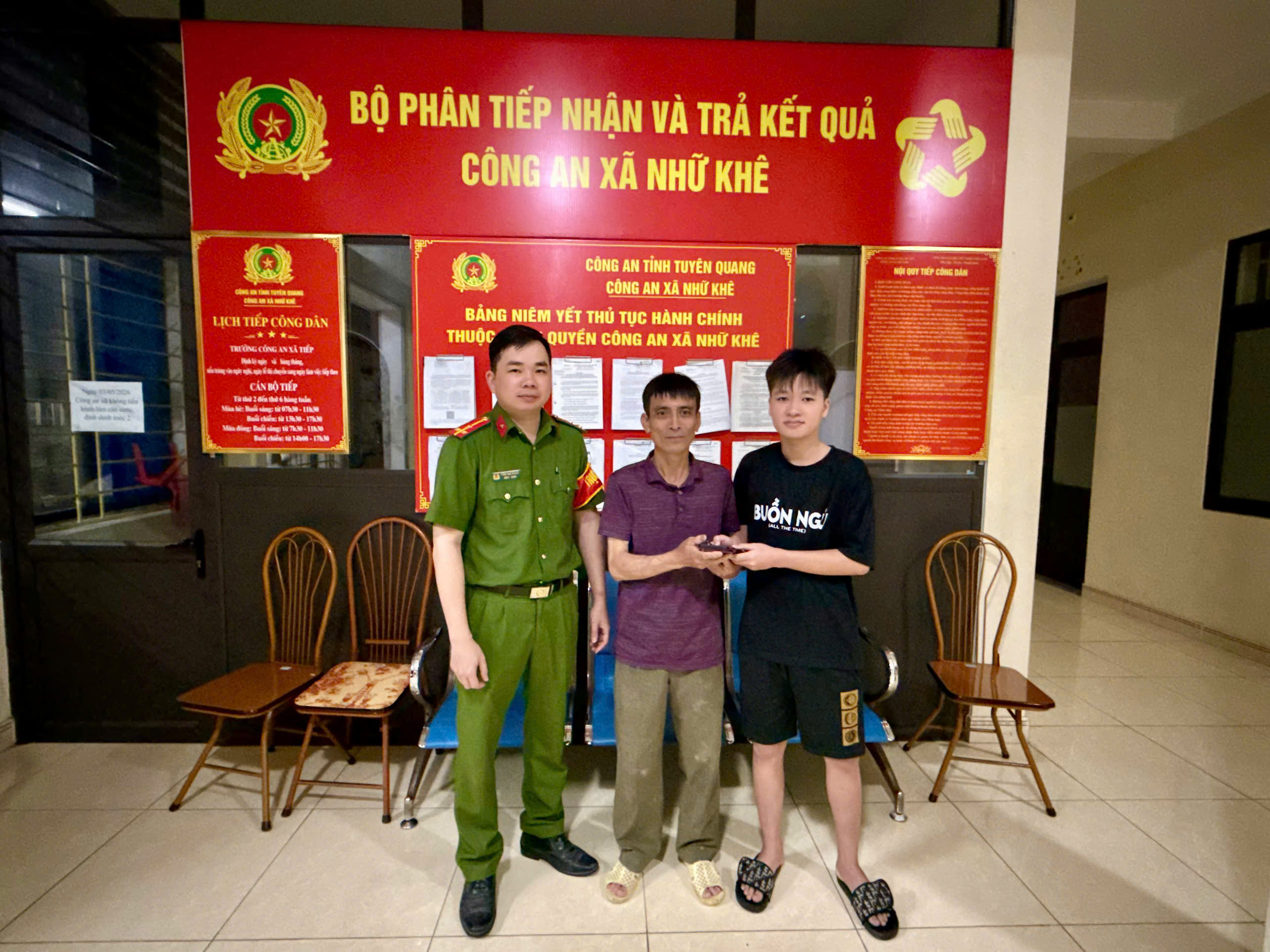 GƯƠNG NGƯỜI TỐT VIỆC TỐT: NHẶT ĐƯỢC CỦA RƠI, TRẢ LẠI NGƯỜI MẤT