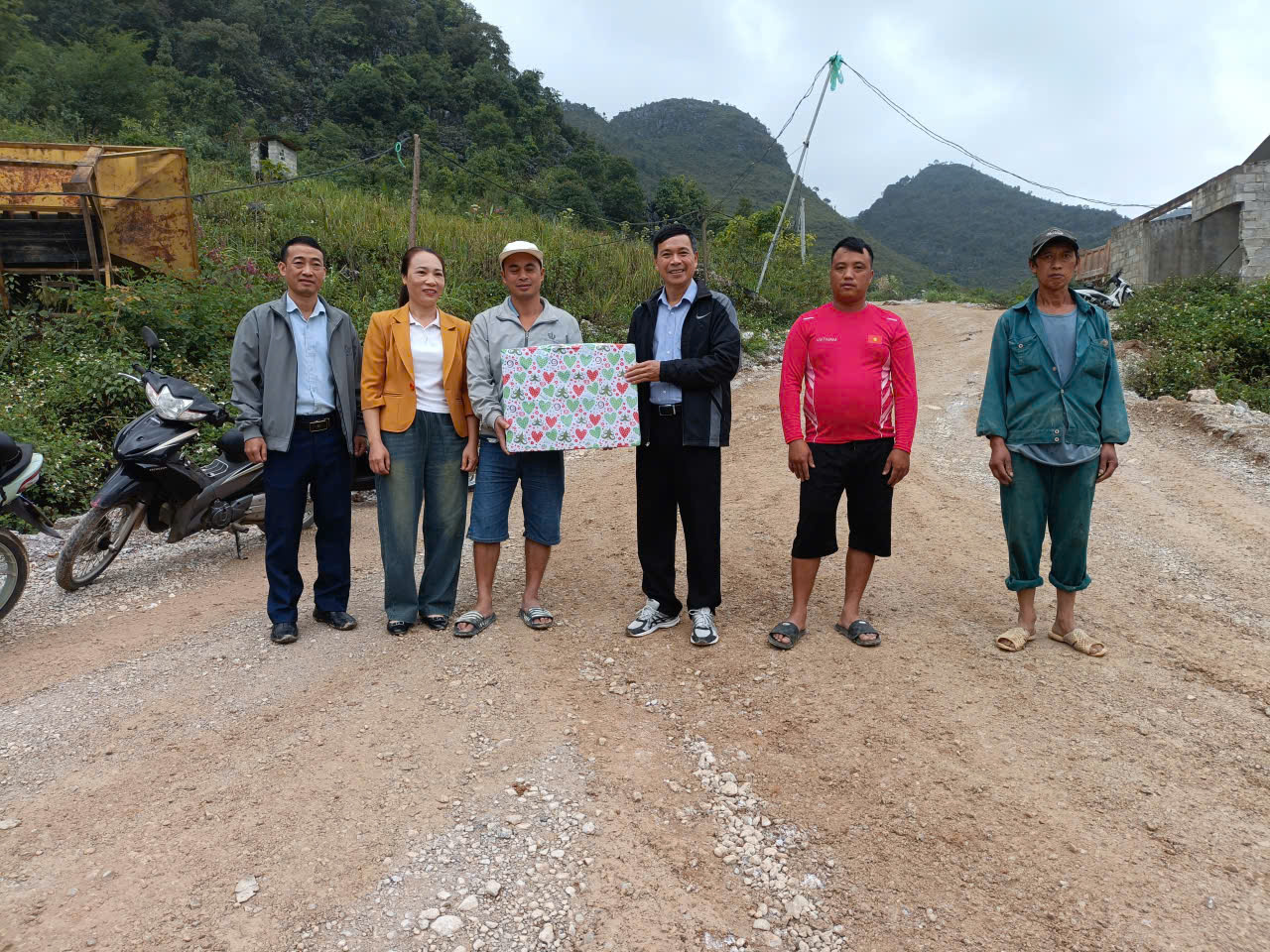 Bí thư Đảng ủy xã Mèo Vạc kiểm tra tiến độ các công trình, dự án trên địa bàn