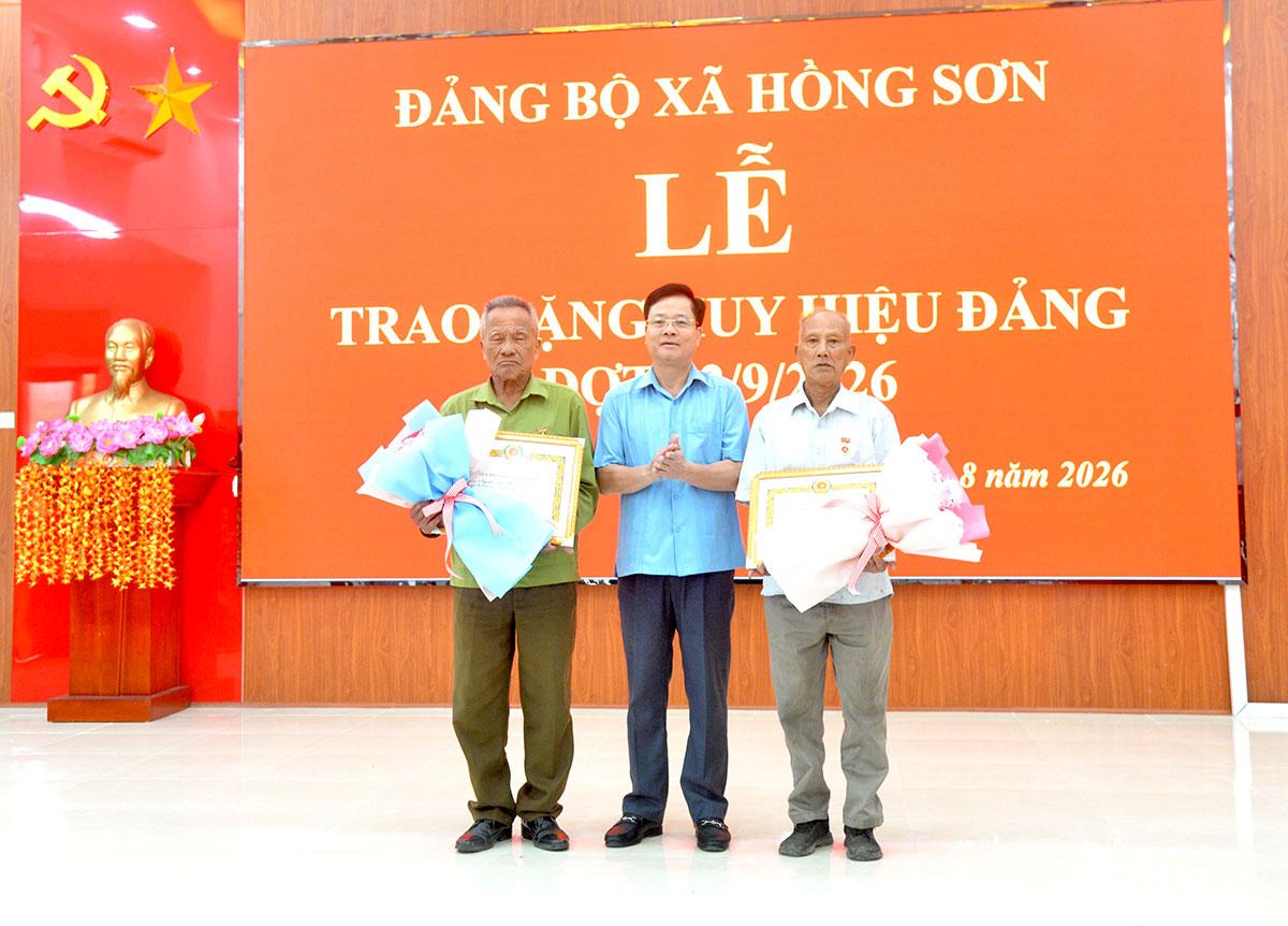 Trưởng ban Tổ chức Tỉnh ủy Trần Quang Minh trao Huy hiệu Đảng cho các đảng viên lão thành tại Đảng bộ xã Hồng Sơn